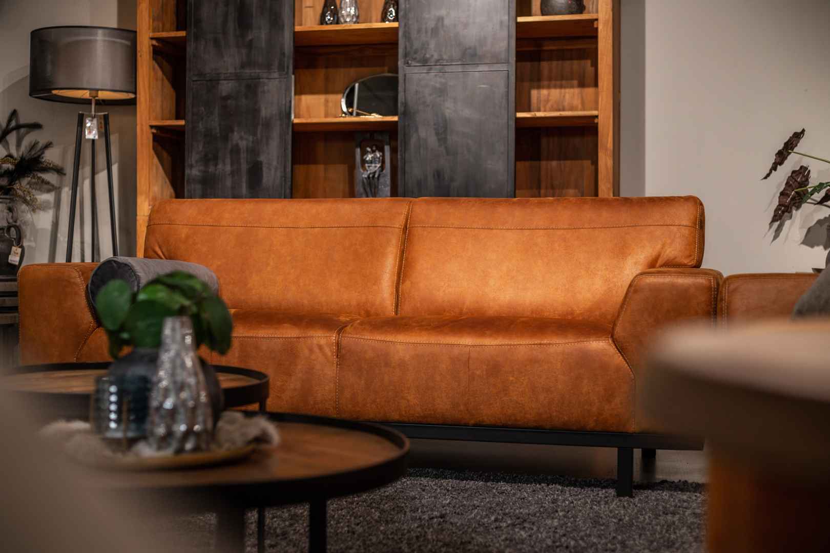 Bruine zitbank met een houten wandkast moderne woonstijl