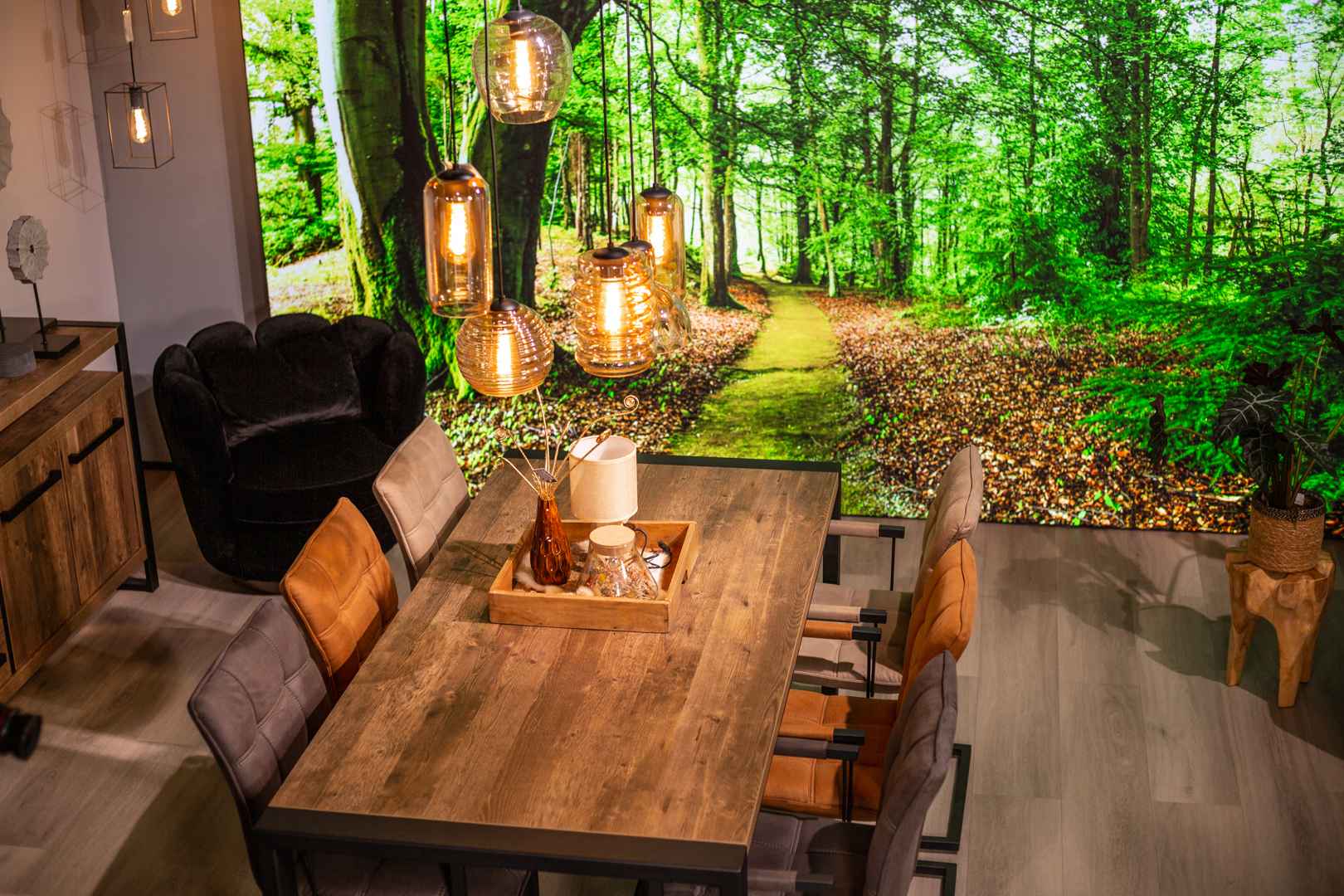 Eettafel met bos achtergrond eetkamer inspiratie