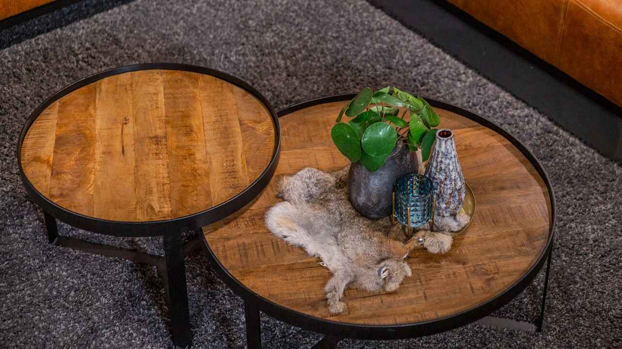 Ronde houten salontafels met woonaccessoires salontafels