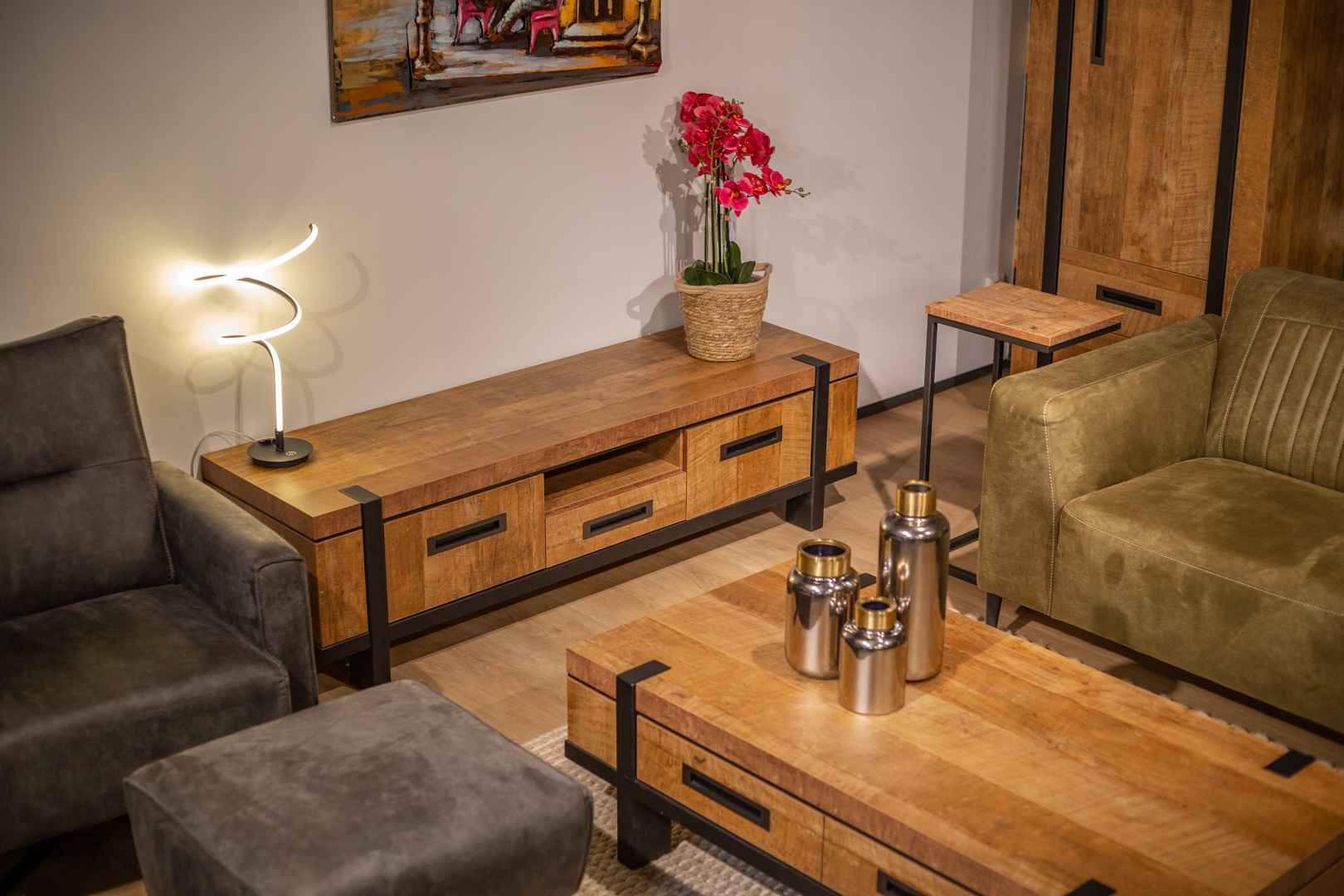 Houten tv meubel met houten salontafel en accessoires tv meubel