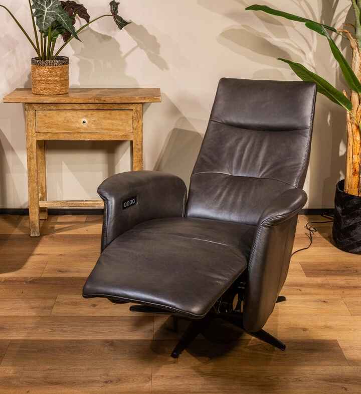 Donkere relaxfauteuil in relax stand