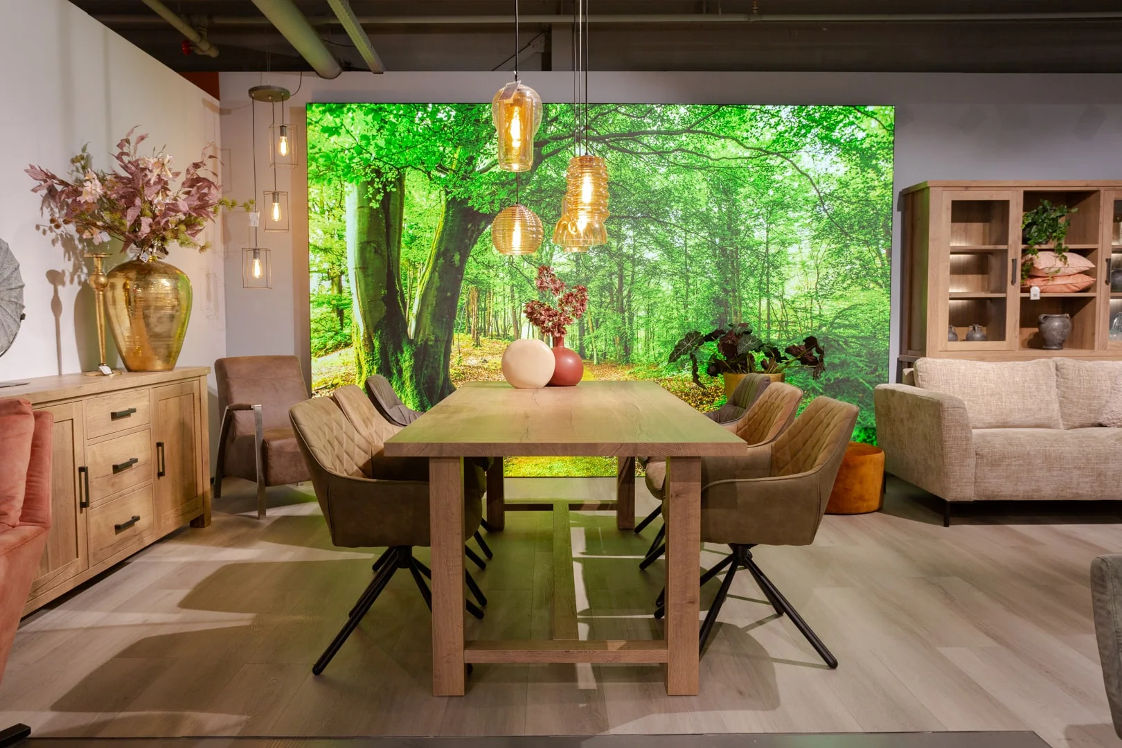 Houten eettafel met eetkamerstoelen en bos als achtergrond eettafels