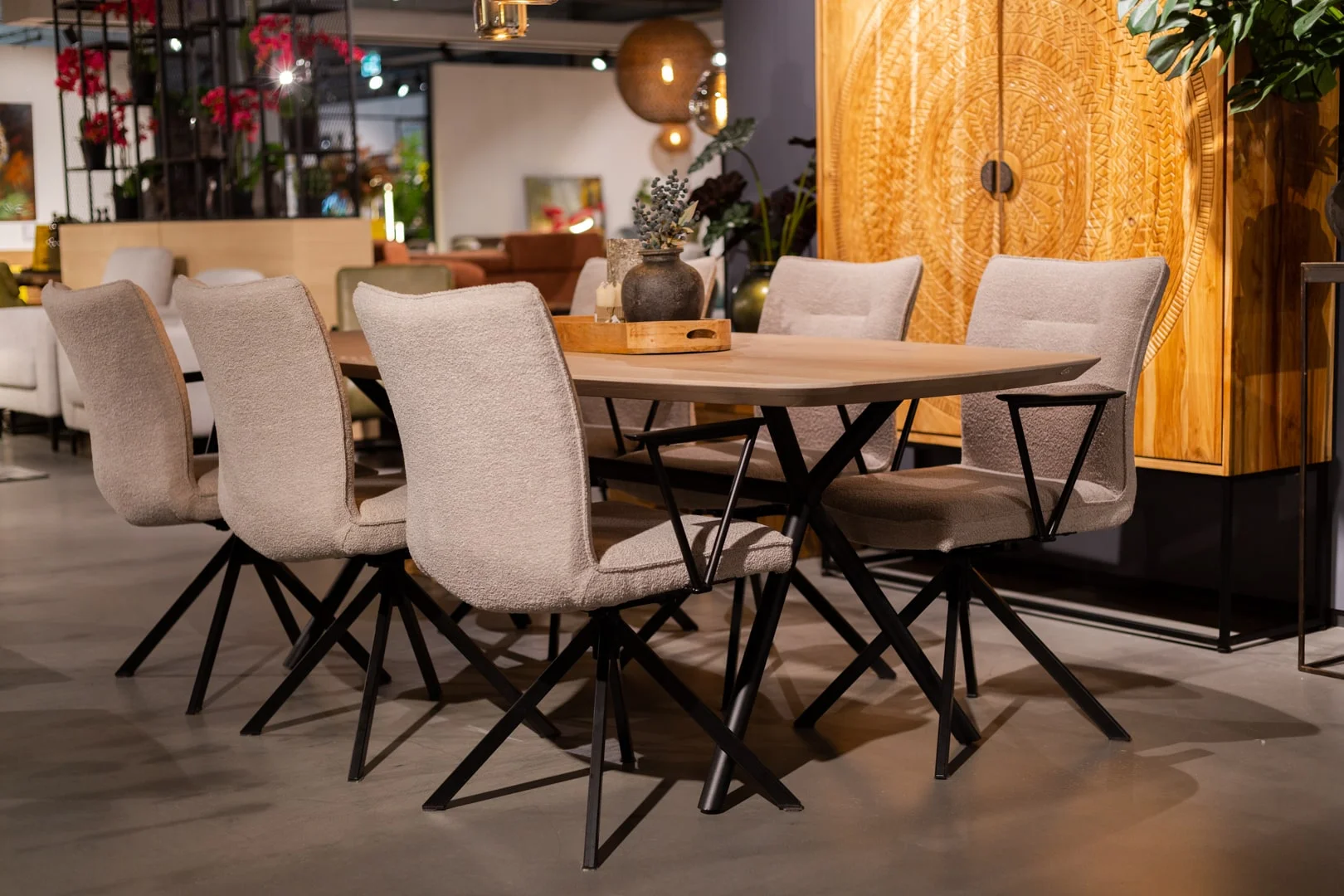 Lichtgrijze eetkamerstoelen aan een houtlook eettafel stoelen