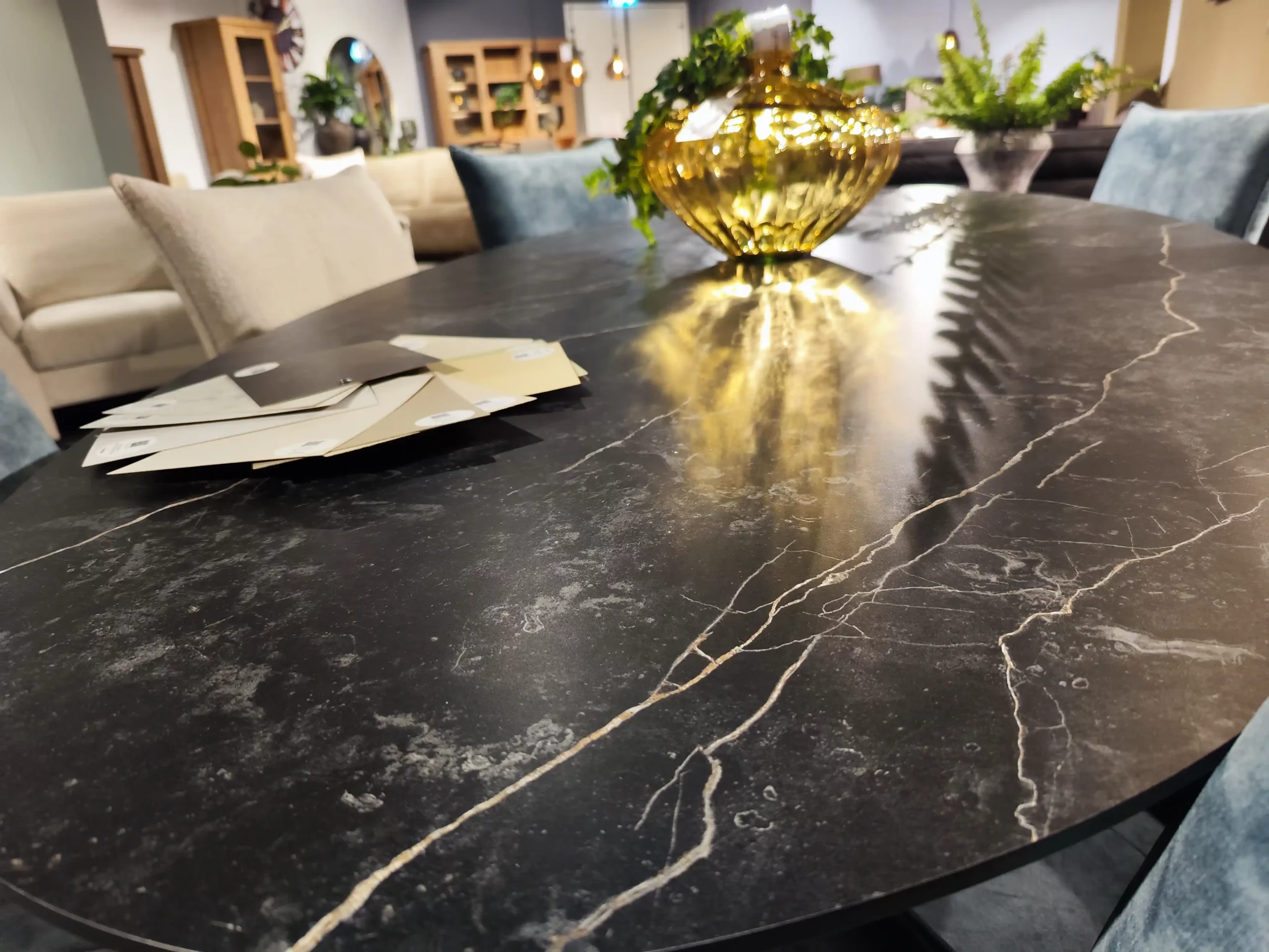 Marmeren tafel met ronde vormen