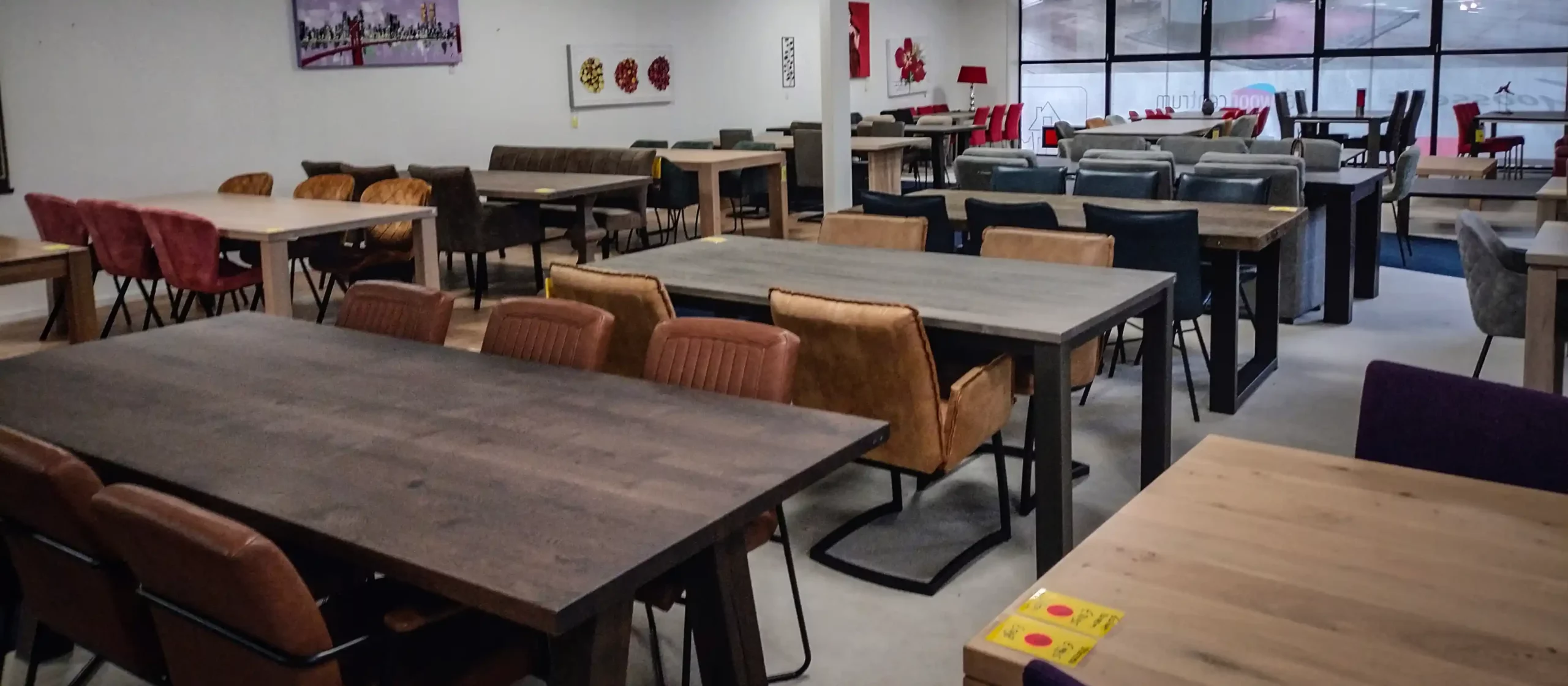 Meubel outlet opheffingsverkoop Zevenaar veel eettafels met eetkamerstoelen