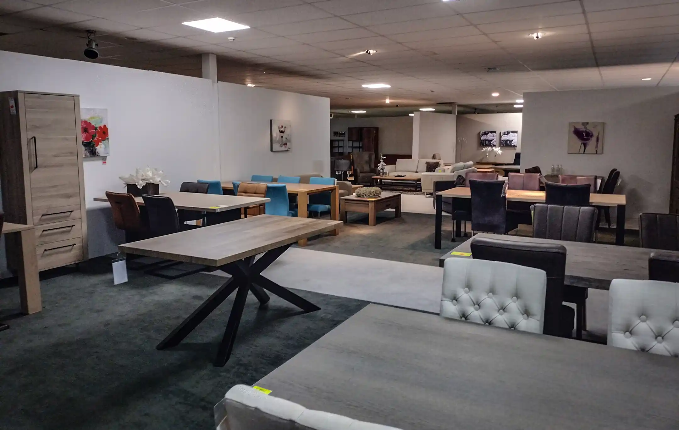 Meubel outlet opheffingsverkoop Zevenaar kasten, eettafels, eetkamerstoelen en meer