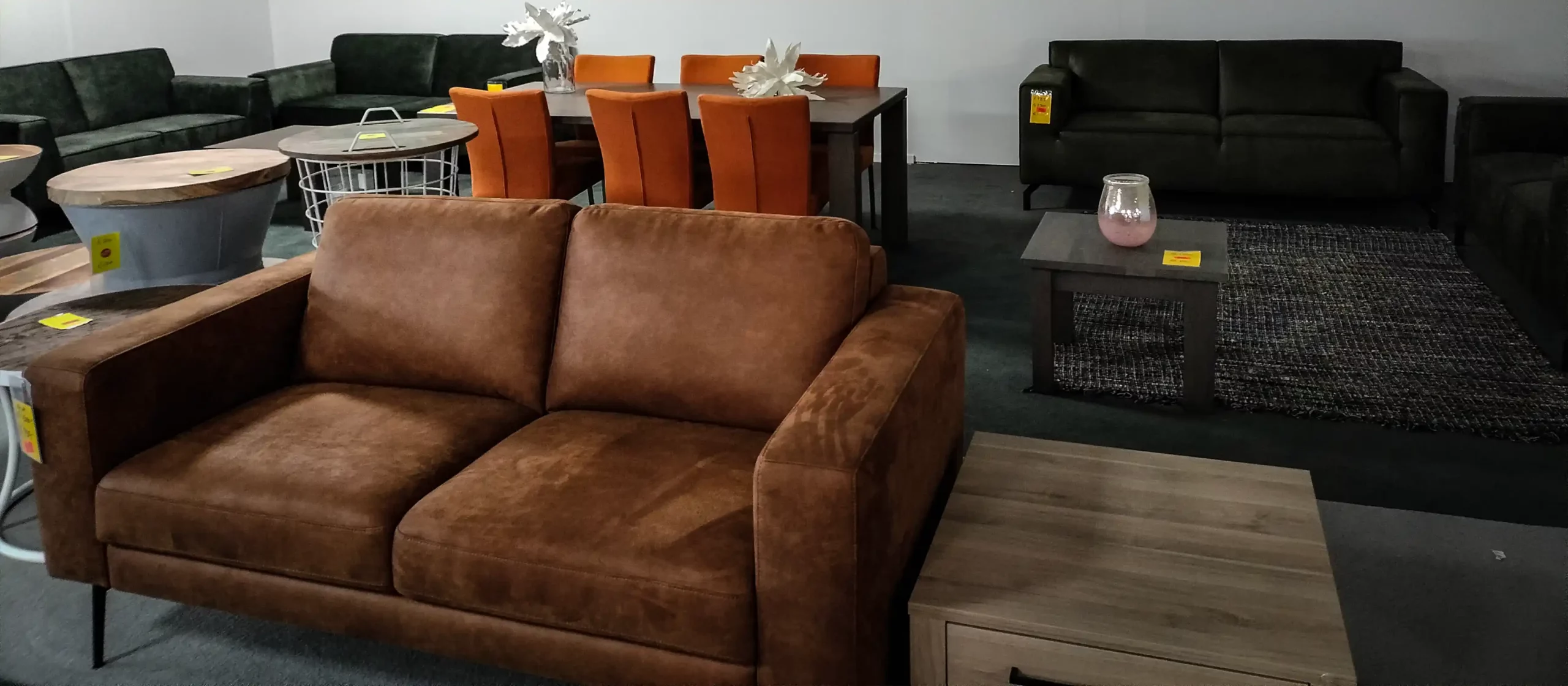 Meubel outlet opheffingsverkoop Zevenaar banken, eettafels, eetkamerstoelen