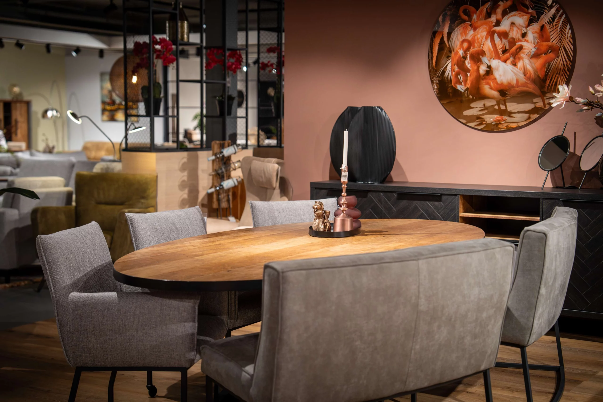 2 kleinere eetbanken grijs aan eettafel
