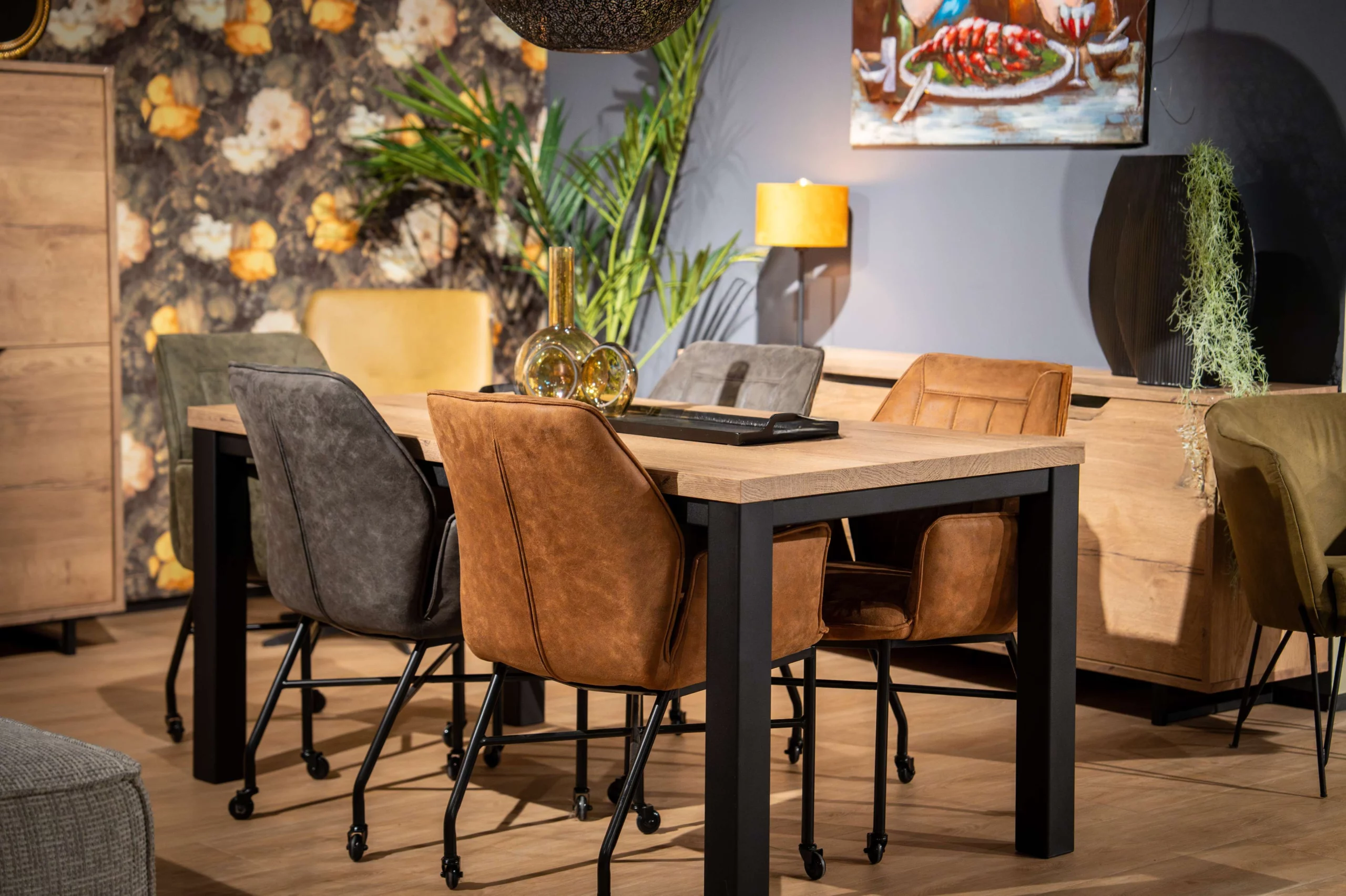 Houten eetkamertafel met eetkamerstoelen met wieltjes