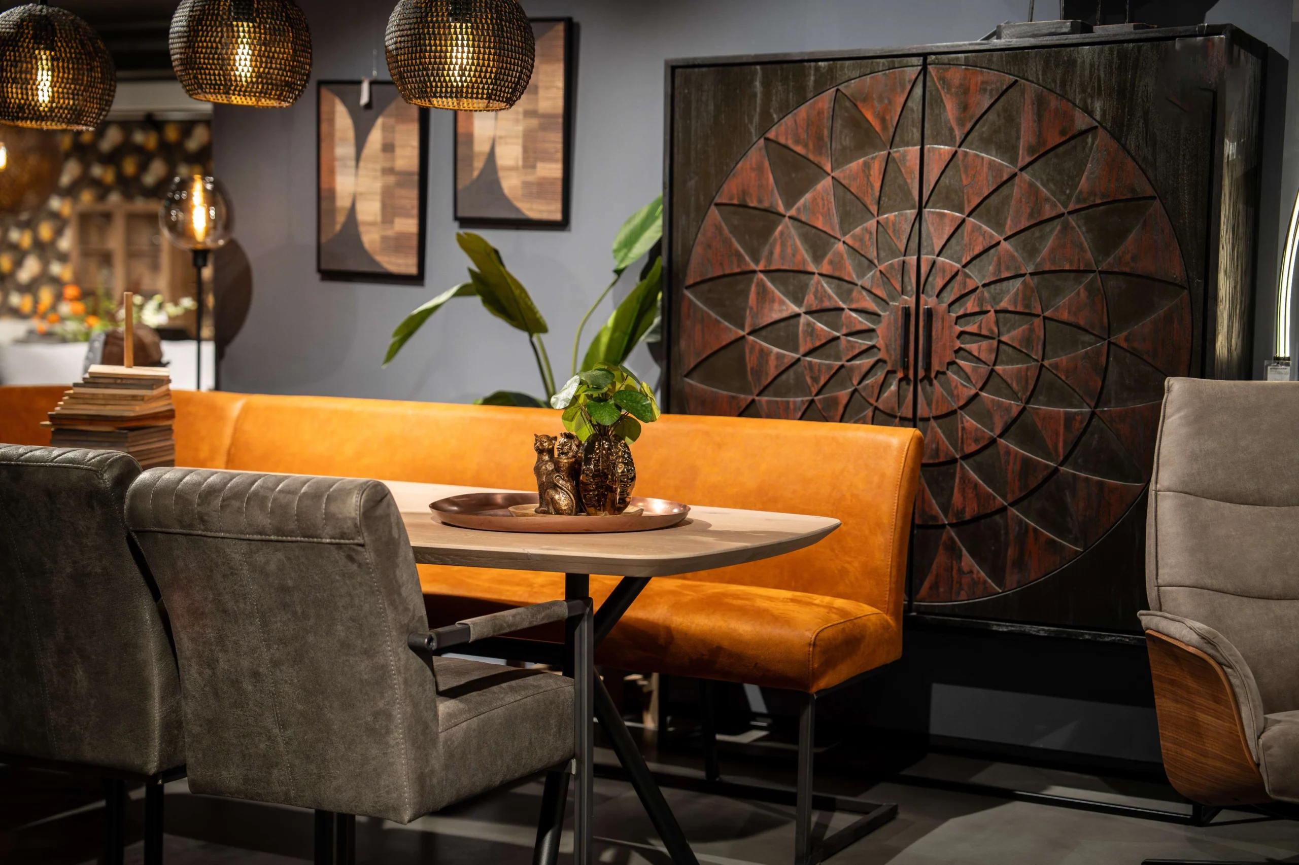 Hoek eetkamerbank aan eettafel cognac
