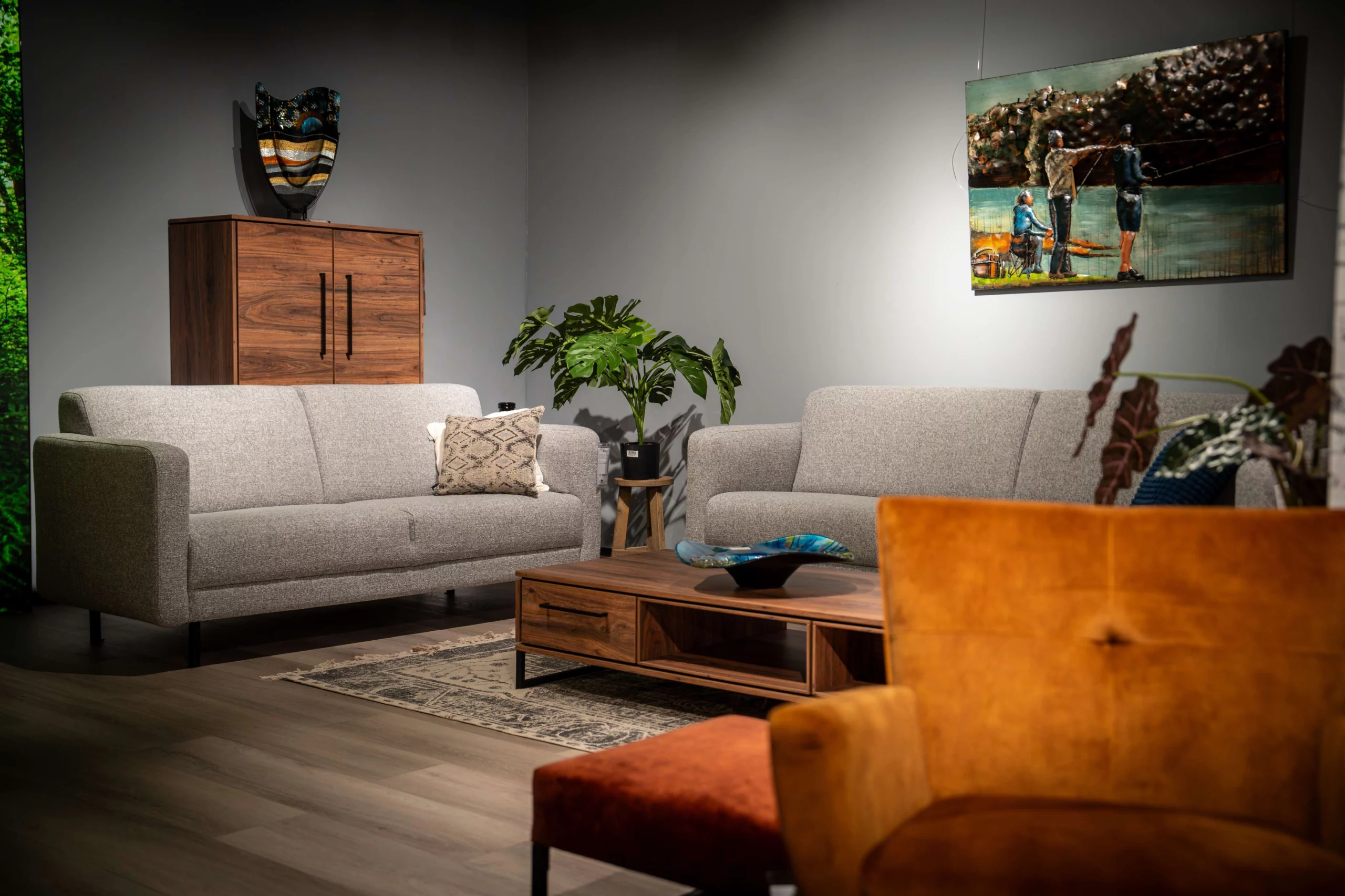 Grijze banken met houten salontafel
