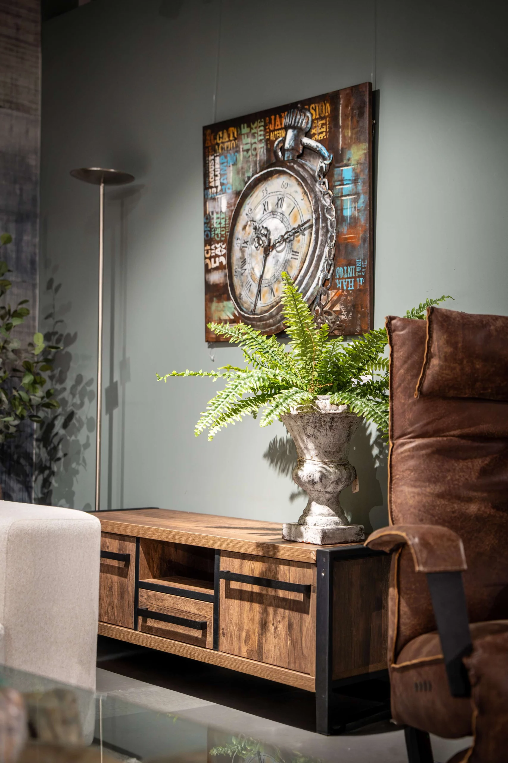 Industriële kast tv meubel met vaas, plant en wanddecoratie