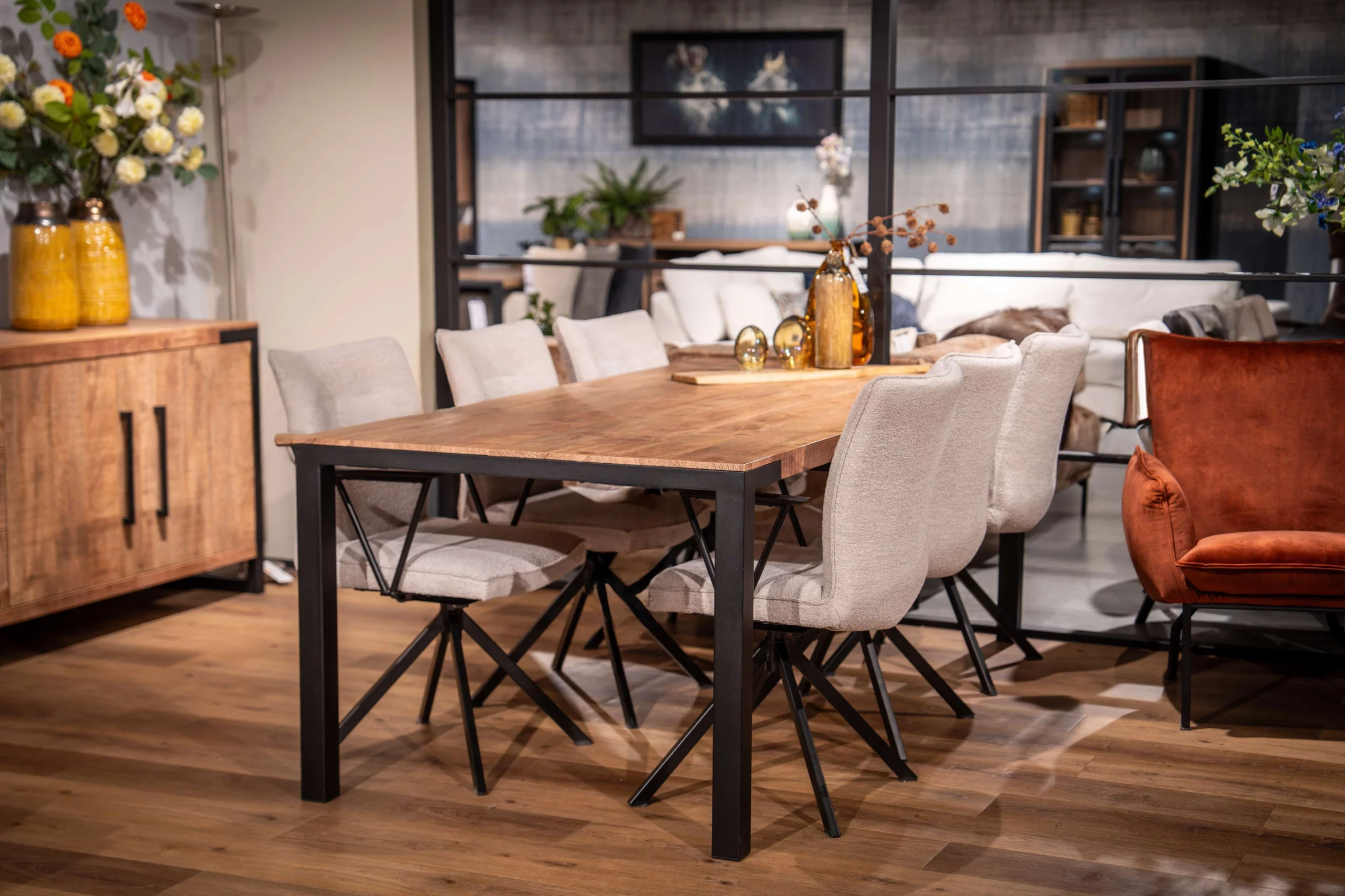 Industriële eettafel staal en hout met witte eetkamerstoelen