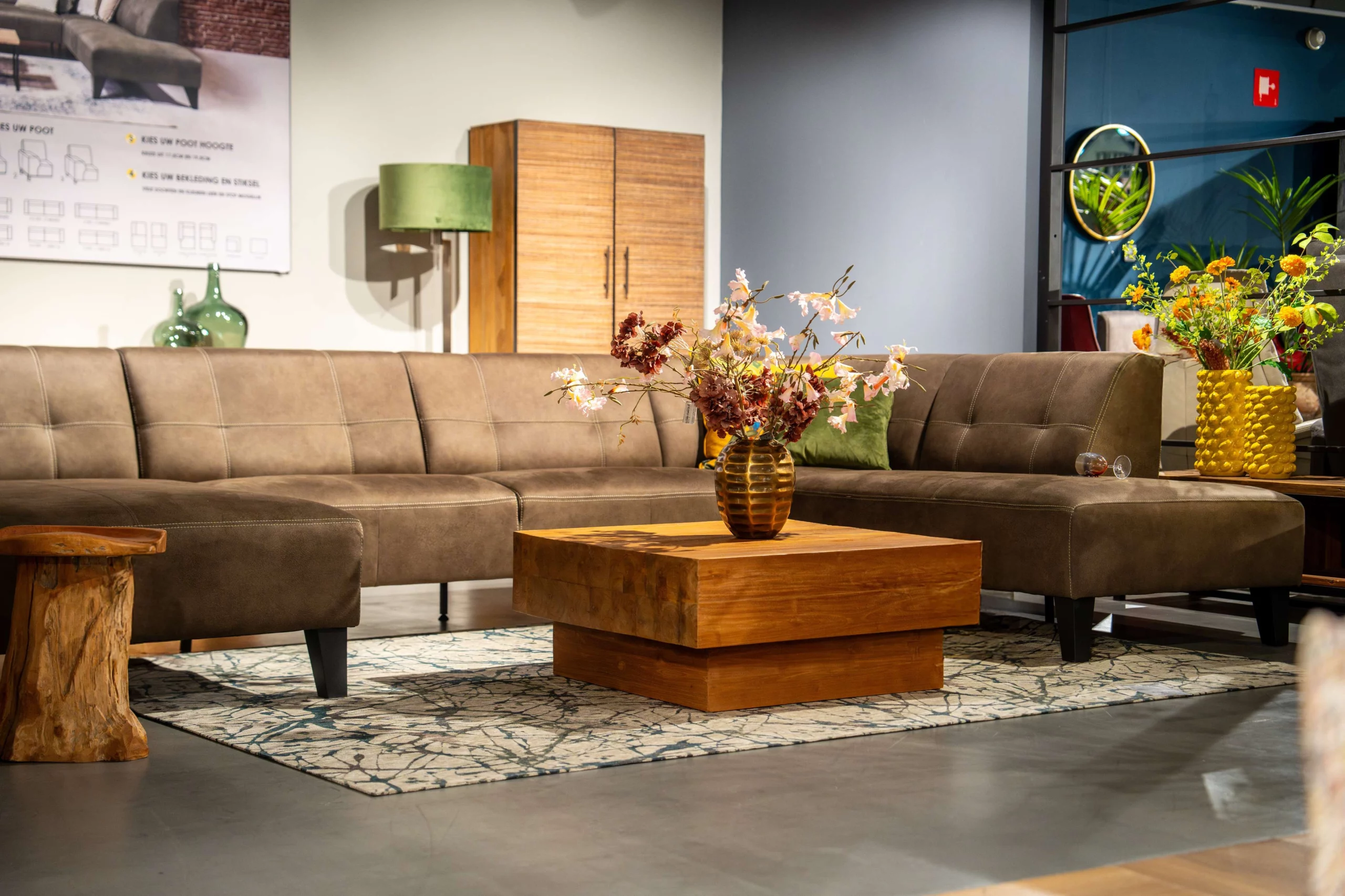 Olijfgroene hoekbank met houten salontafel