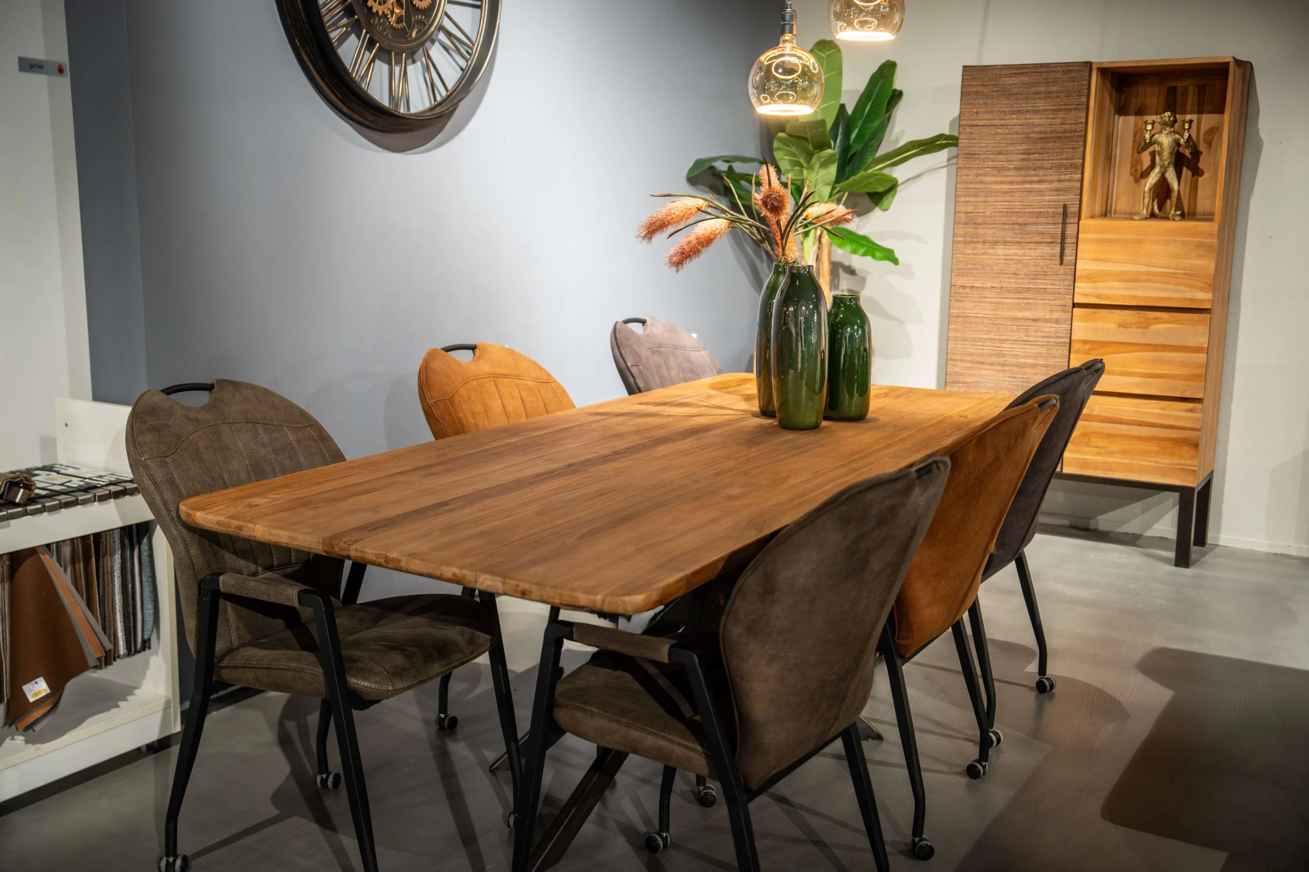 Rechthoekige houten eettafel met 6 verschillende kleuren eetkamerstoelen