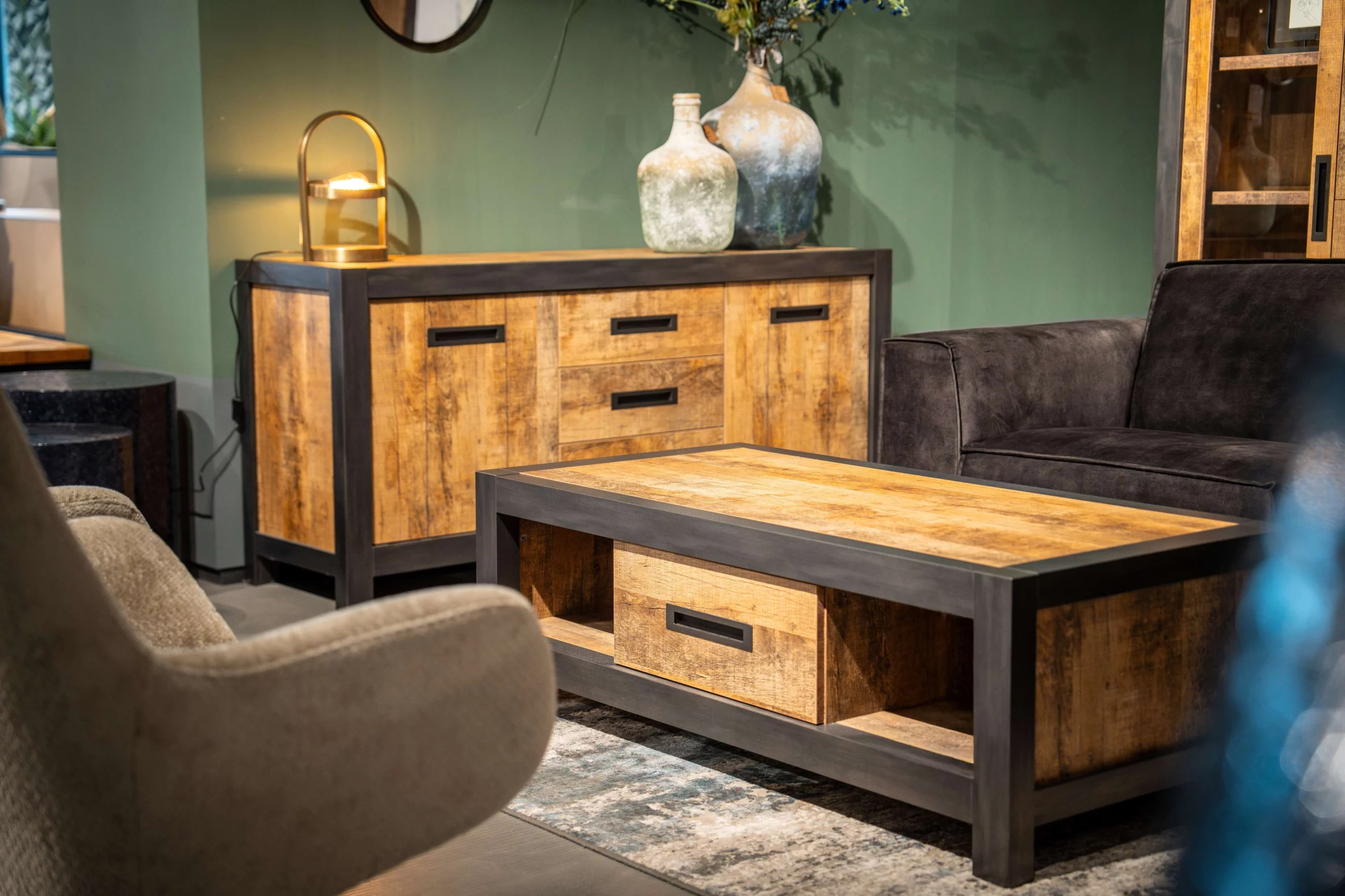 Industriële salontafel en dressoir met woonaccessoires