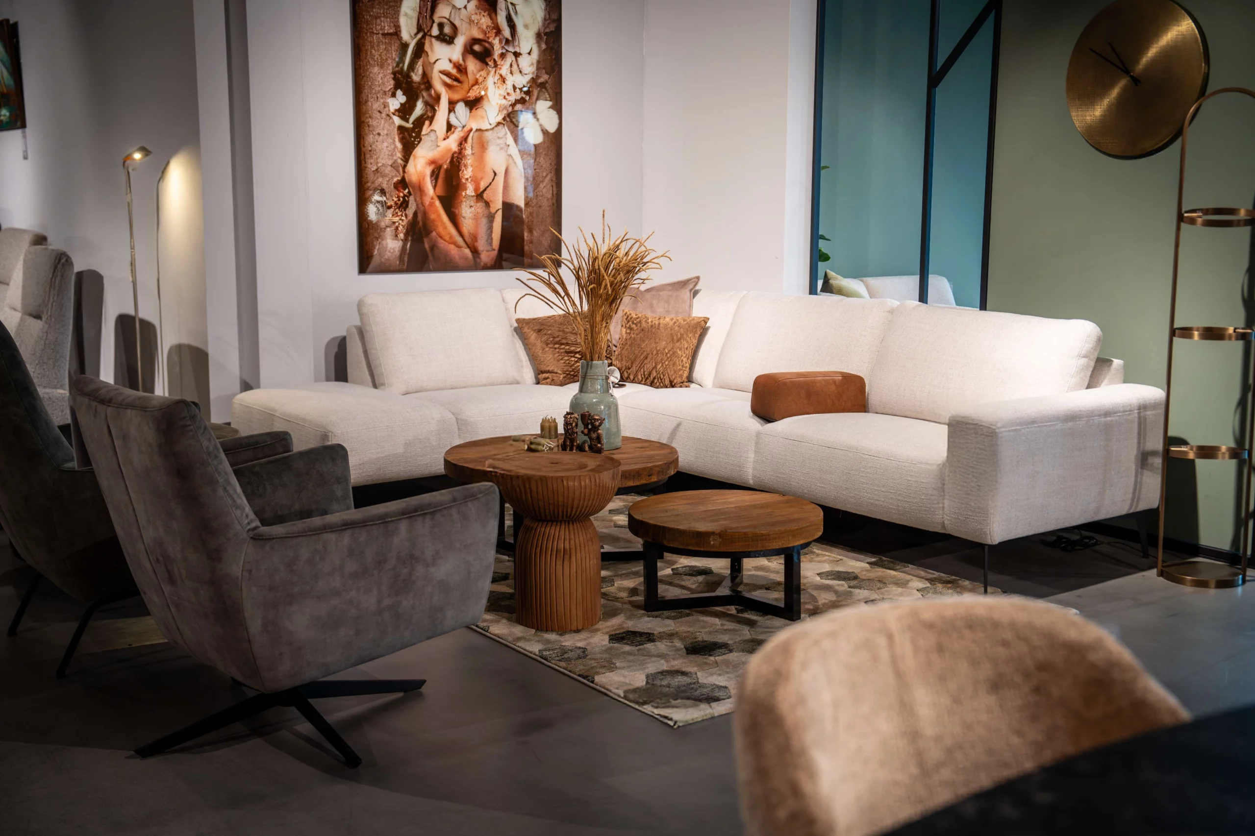 Kleine verschillende houten salontafeltjes voor een lichte hoekbank