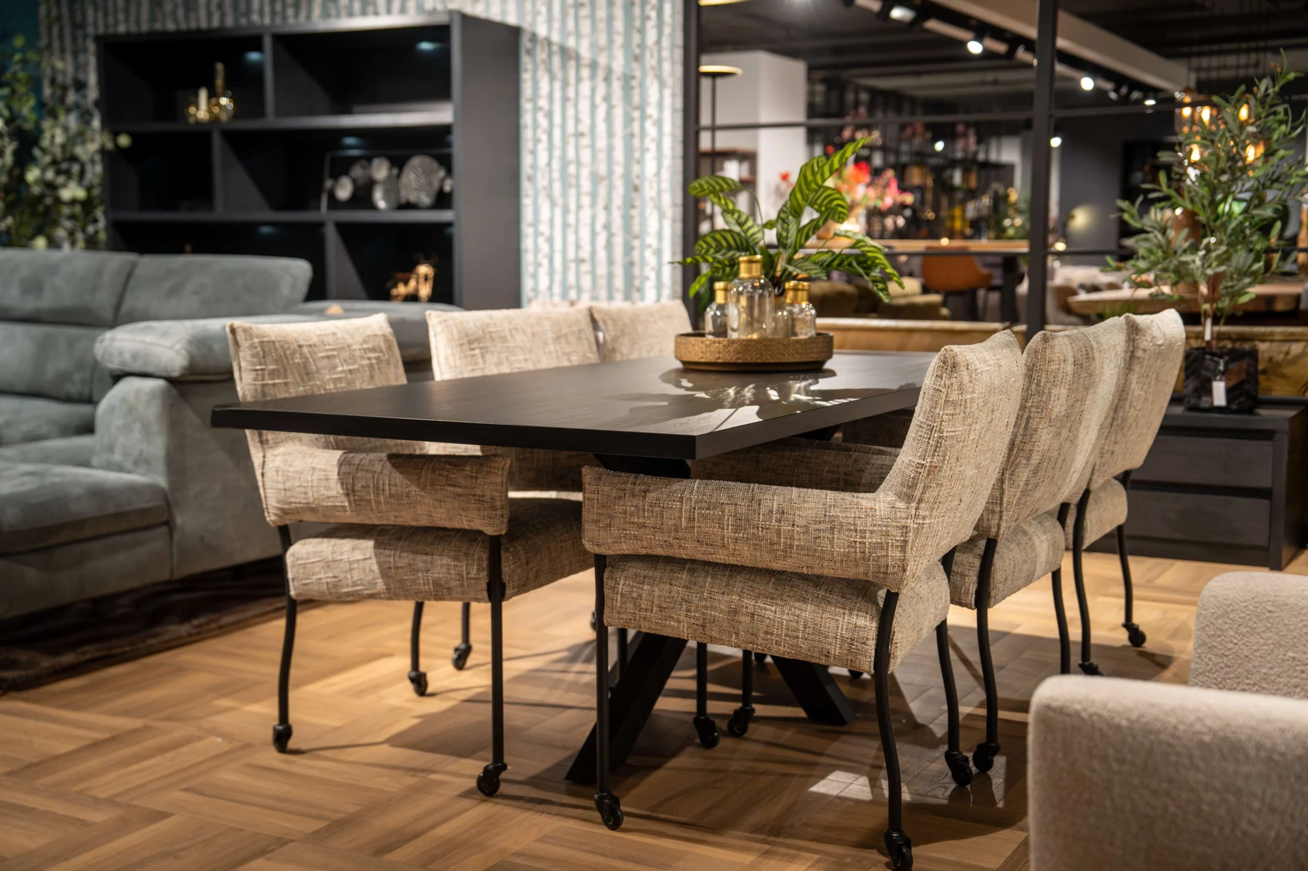 Zwarte eettafel met moderne stoffen eetkamerstoelen