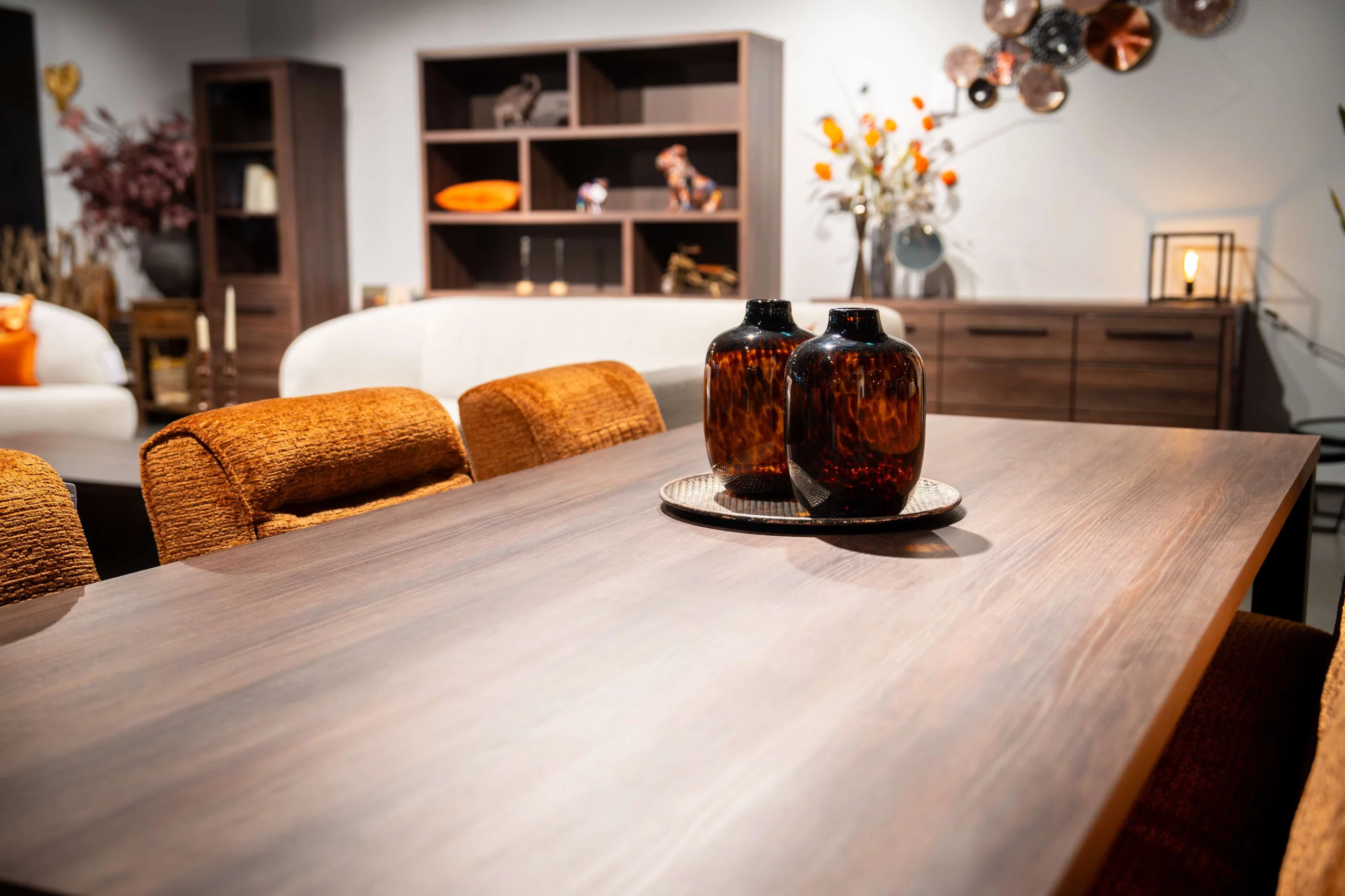 Moderne eettafel met vazen accessoires