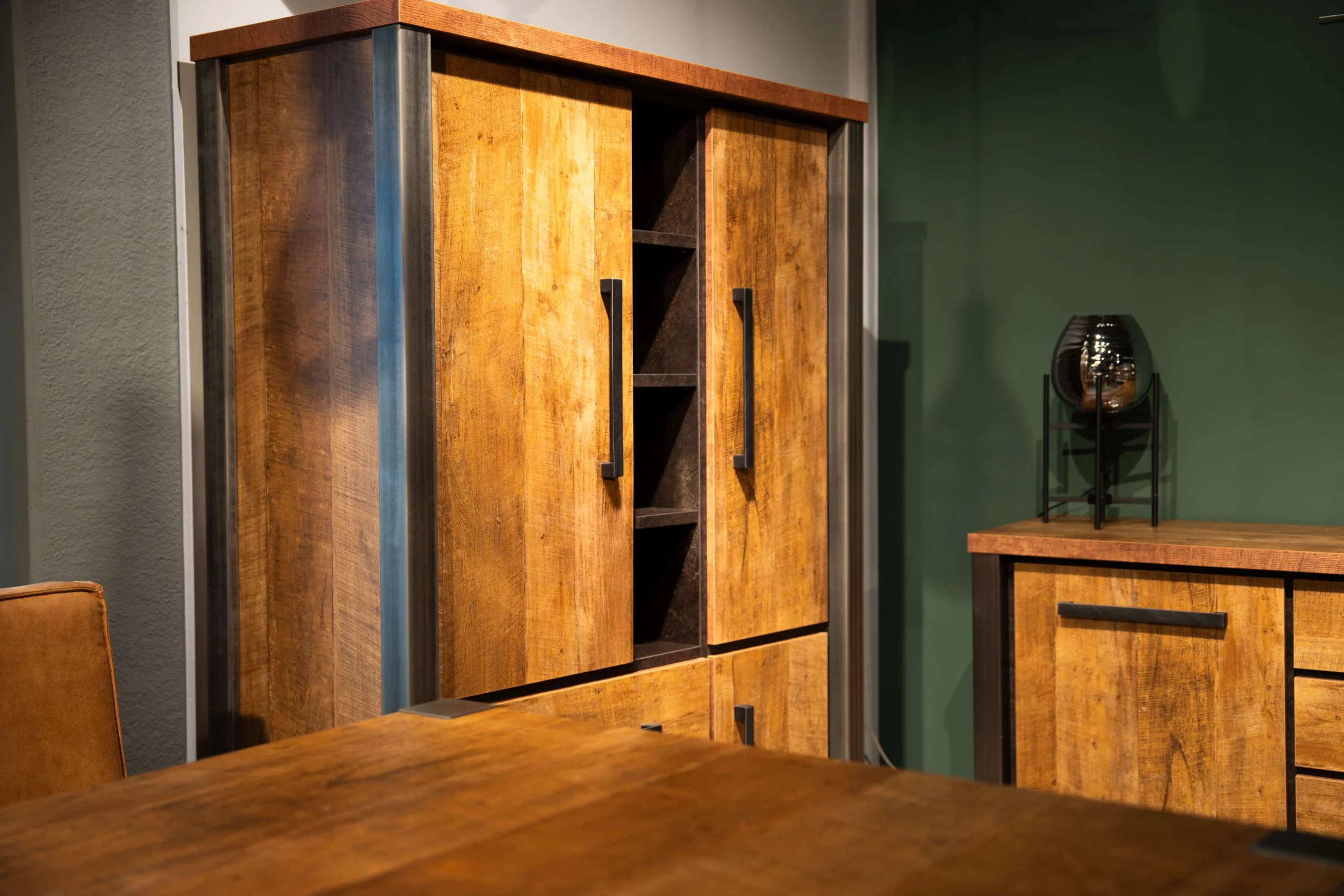 Industriële wandkast staal en hout