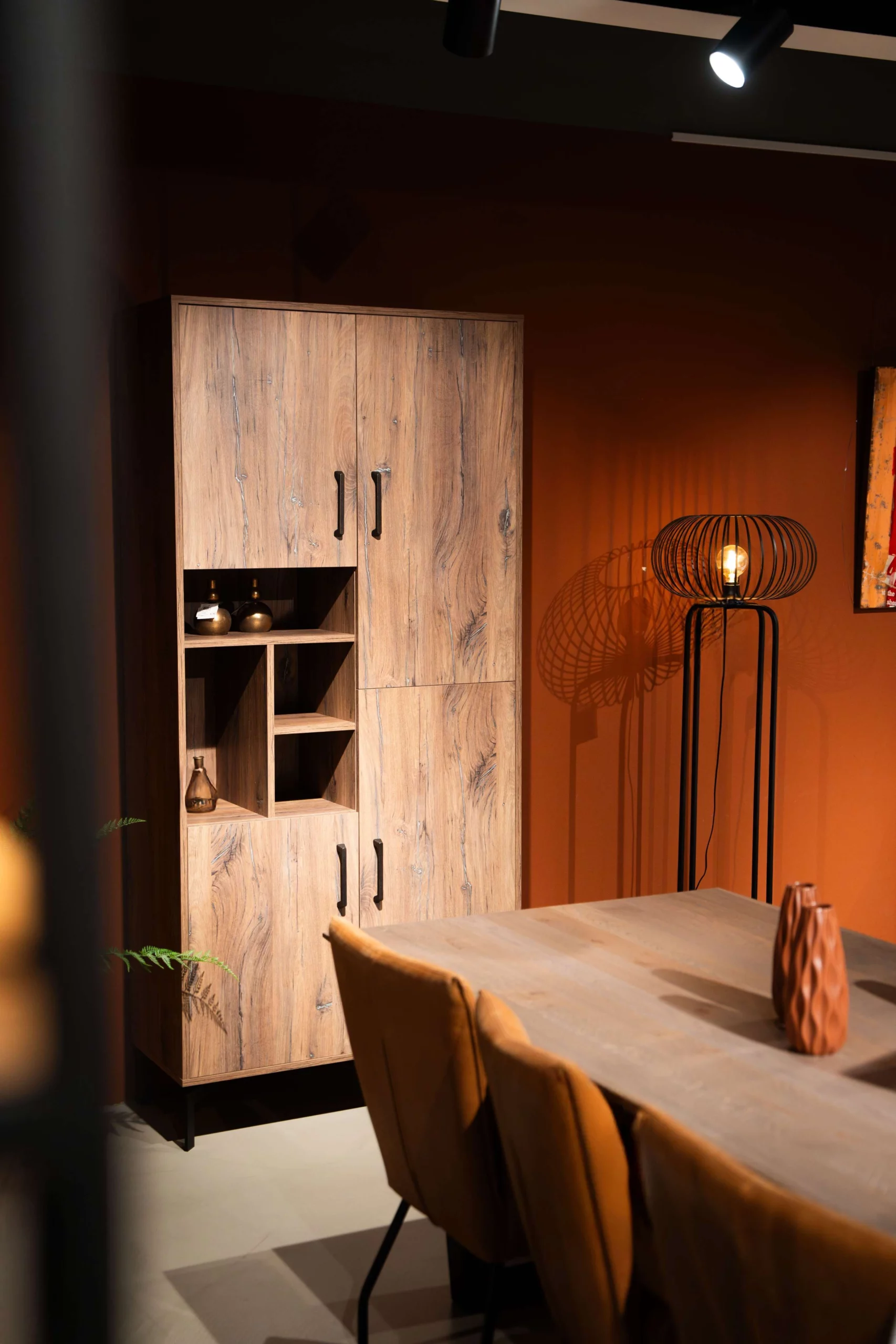 Wandkast met dichte vakken en een paar kleine open vakken