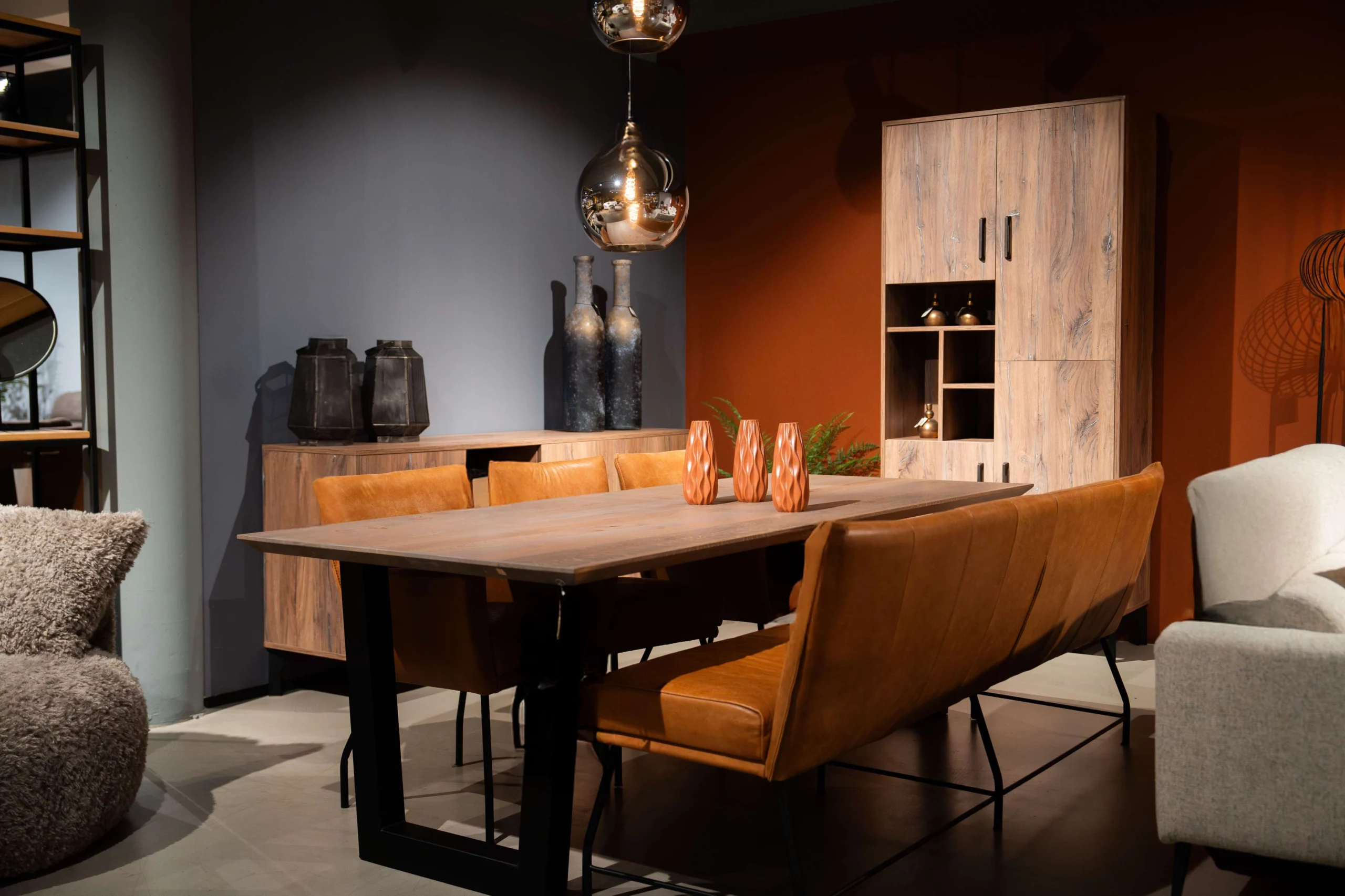 Eethoek met eetkamerbank cognac, houten eettafel en eetkamerstoelen