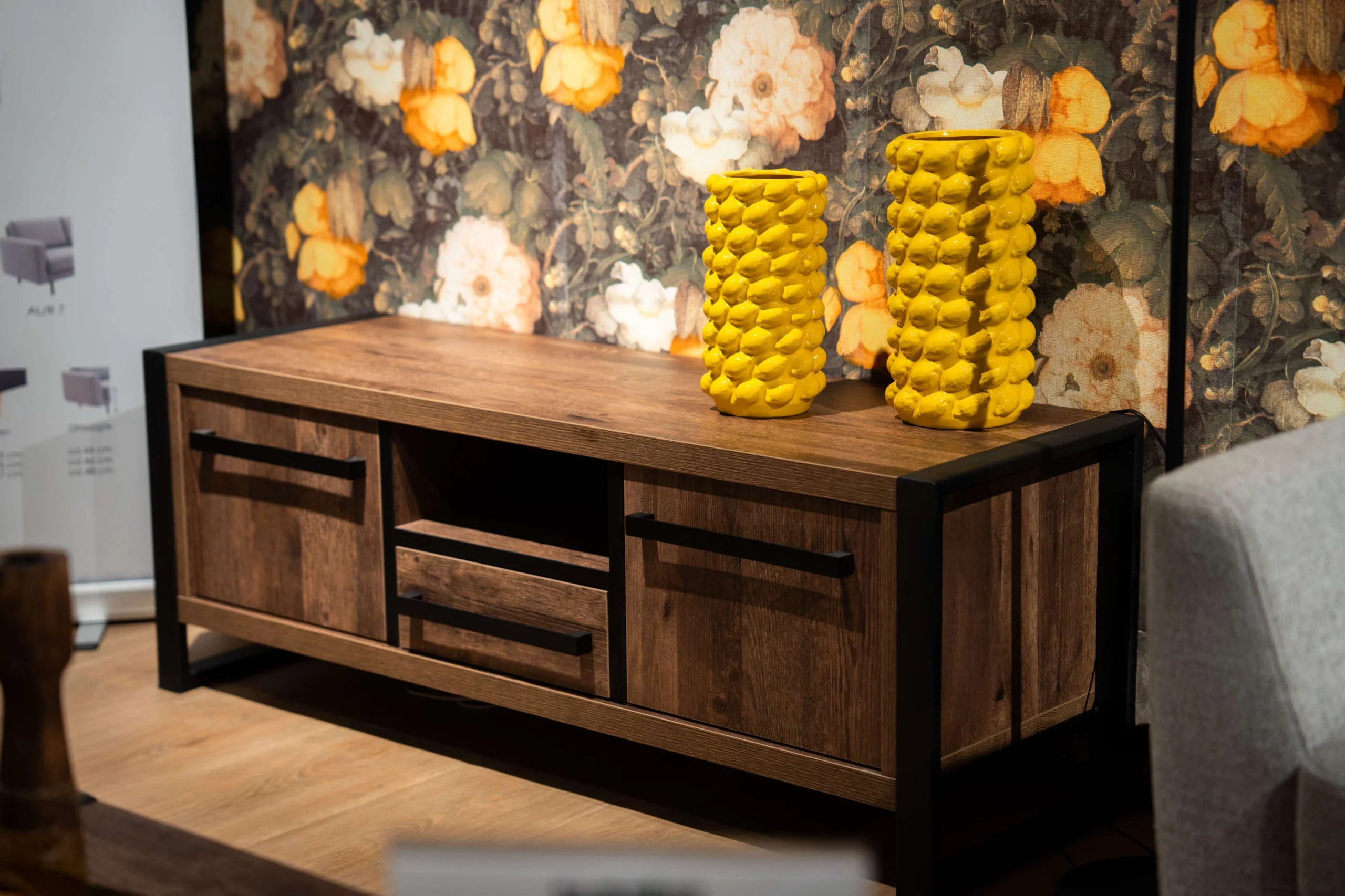 Industriële kast dressoir met gele accessoires