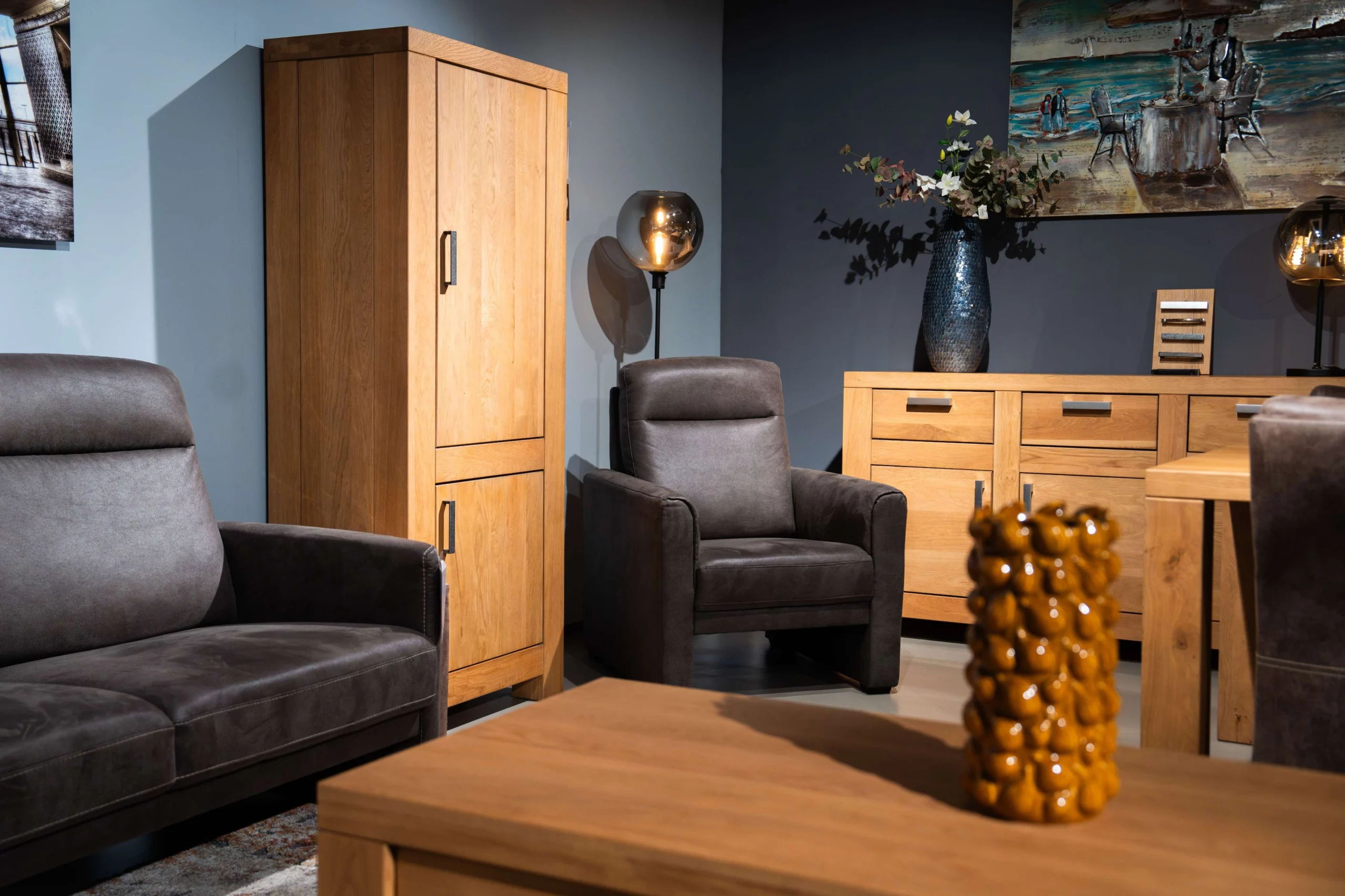 Klassieke houten kasten met zwarte fauteuils
