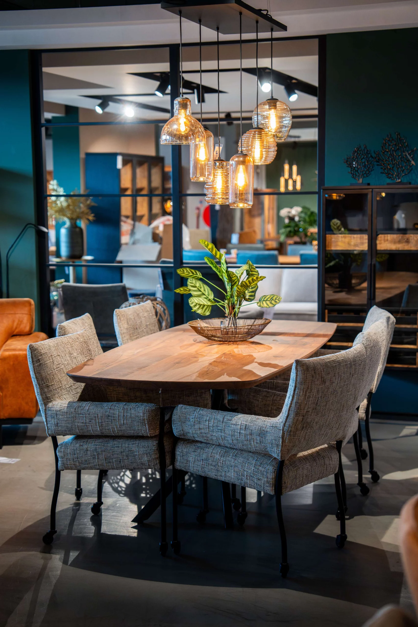Moderne eethoek met eetkamerstoelen