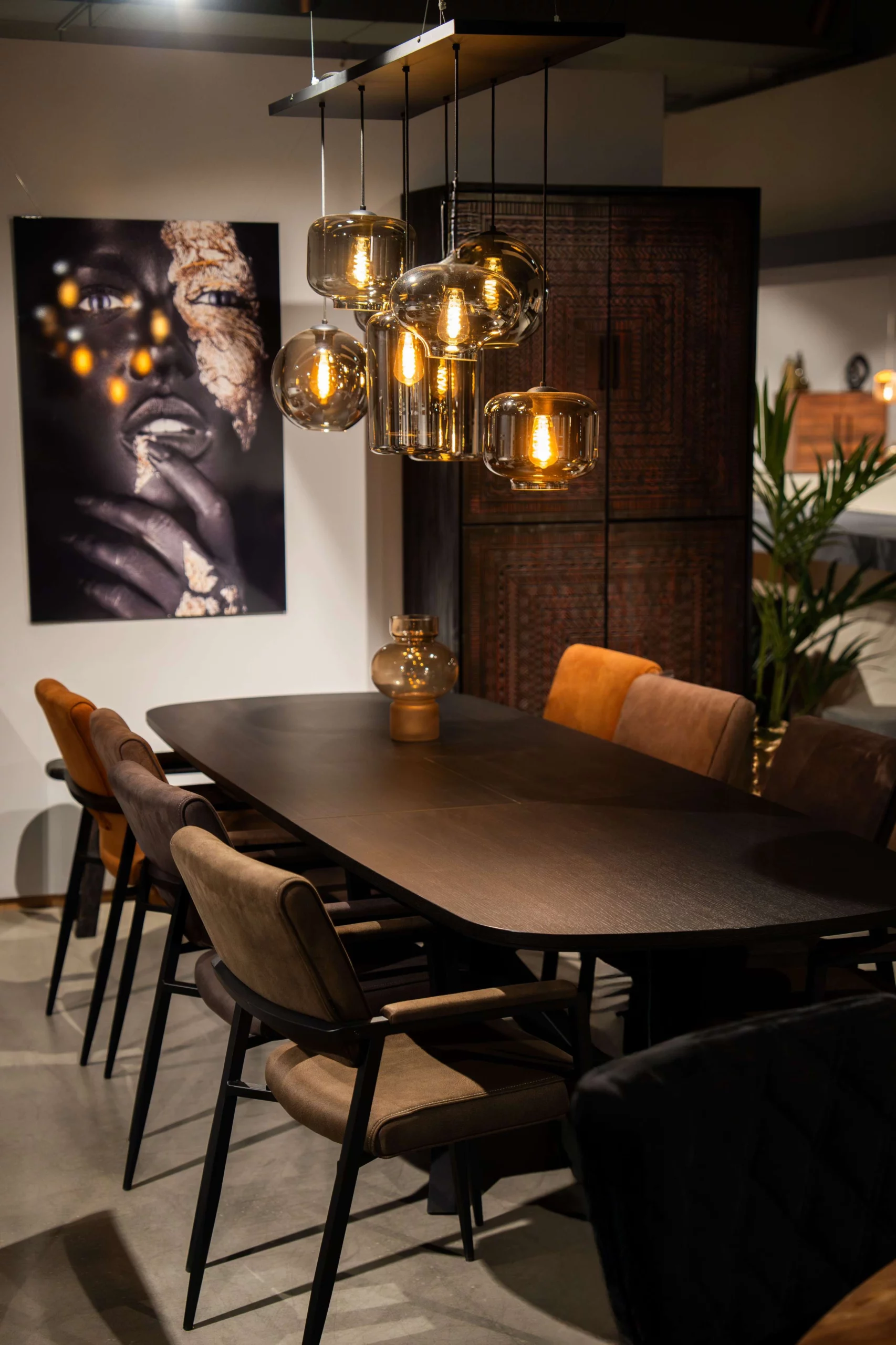 Elegante zwarte eettafel met eetkamerstoelen, verlichting en decoratie