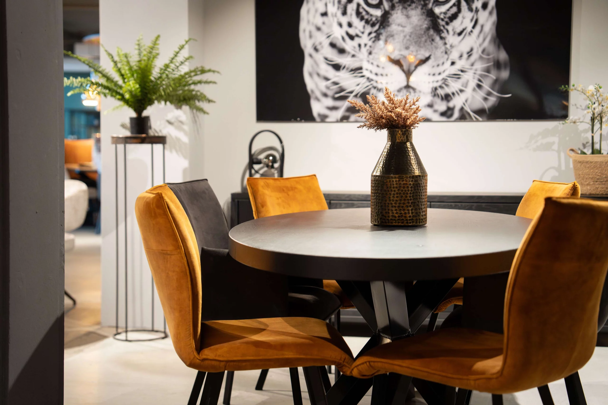 Moderne eettafel met eetkamerstoelen en vaas