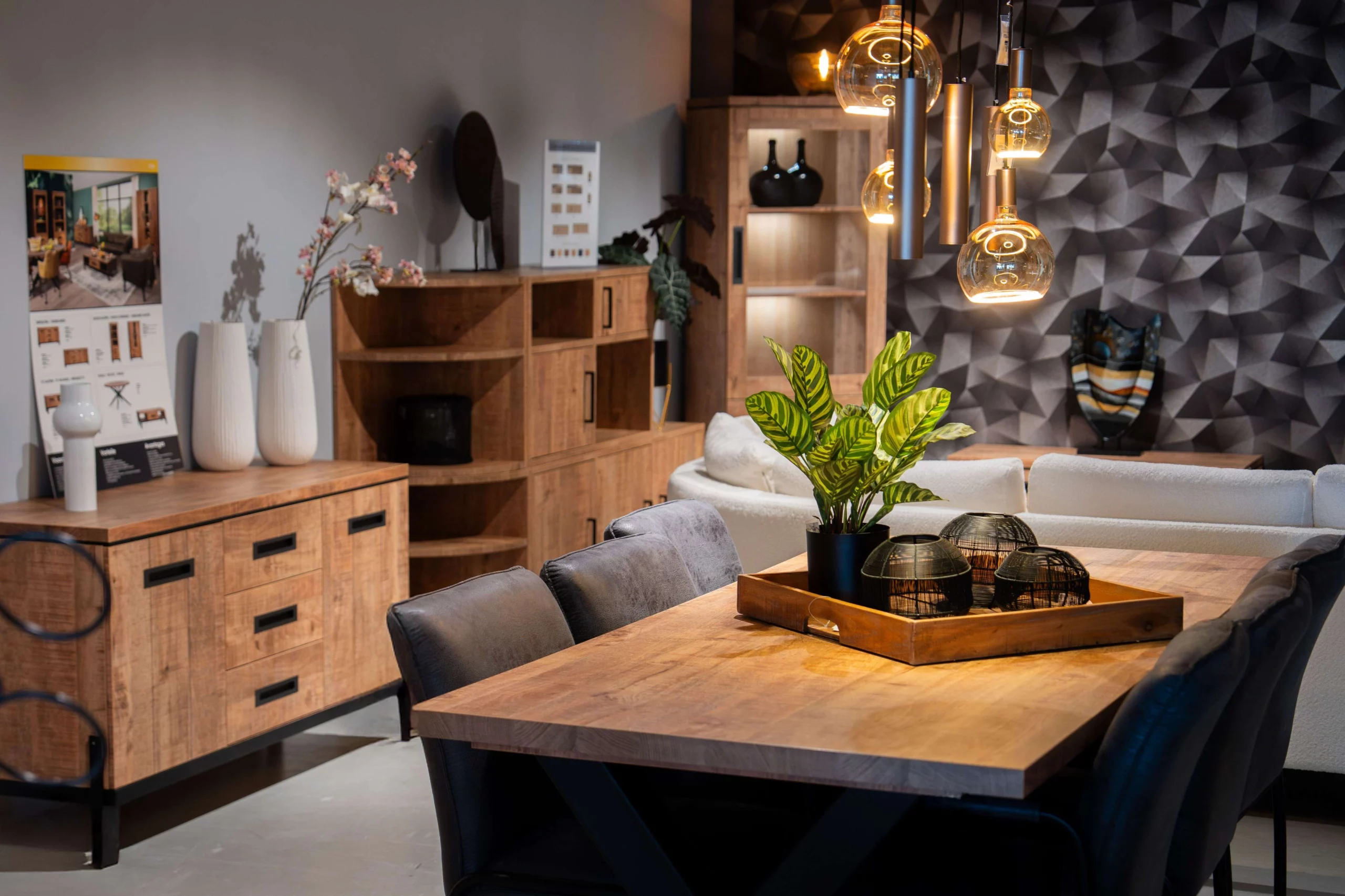 Industriële eettafel met houten kasten