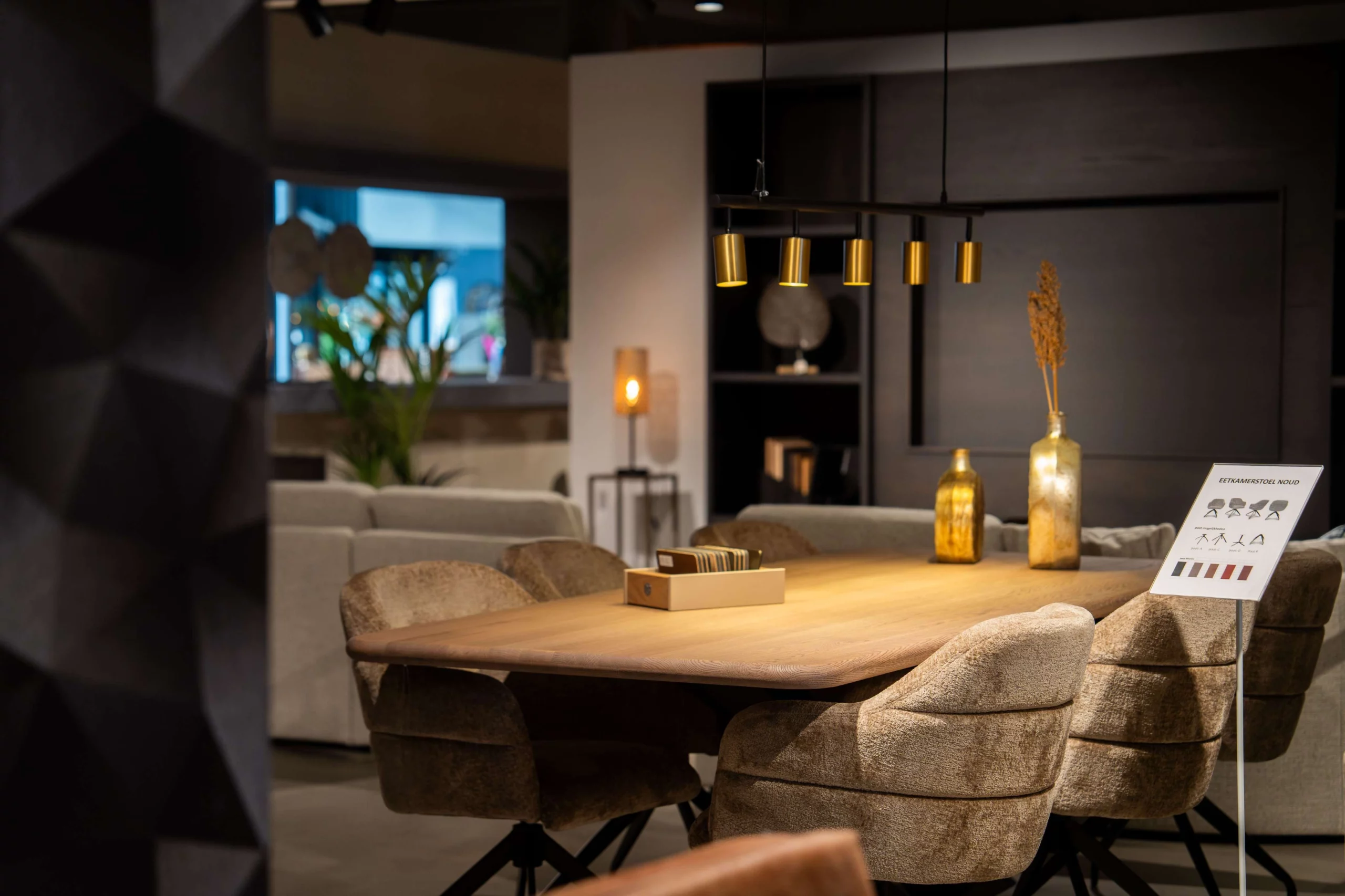 Lamulux eettafel met moderne stoffen eetkamerstoelen en decoratie