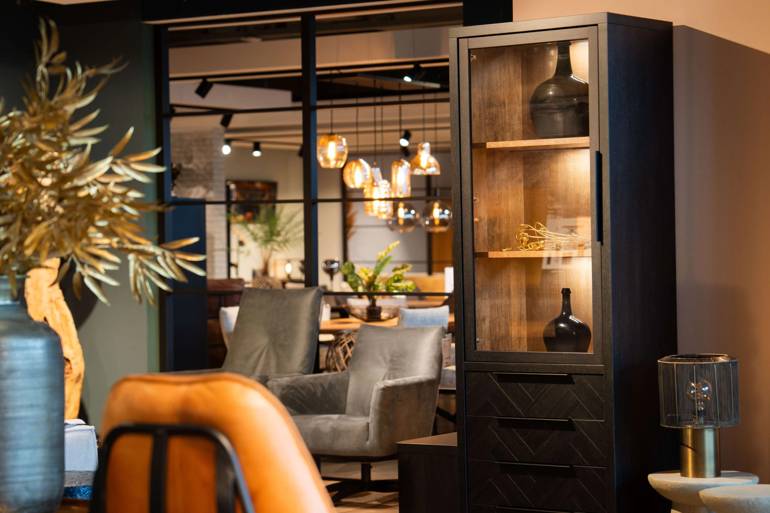 Vitrinekast met lampen en woonaccessoires