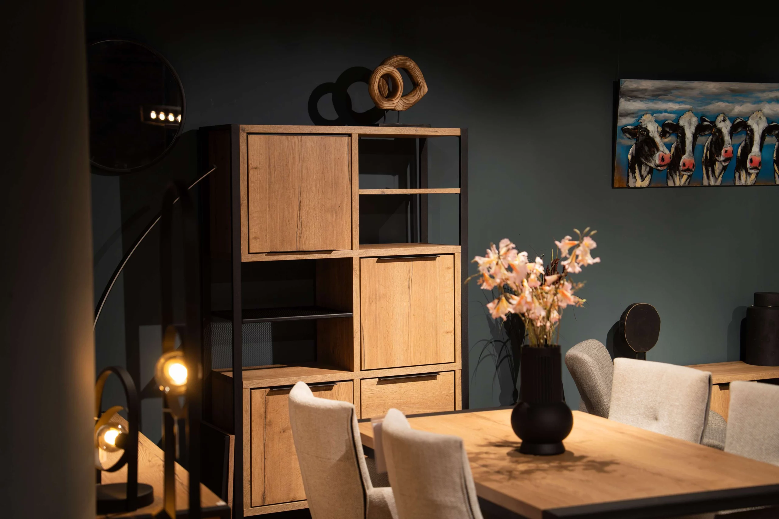 Industriële wandkast met verschillende vakken, open en gesloten