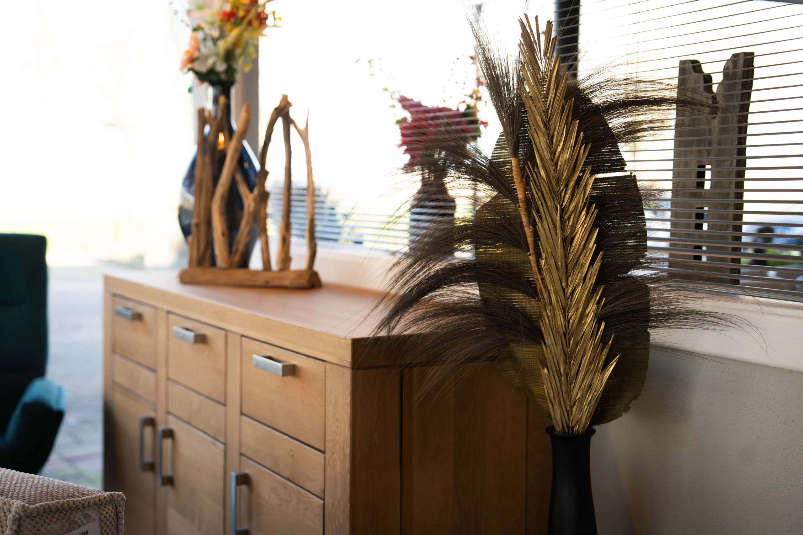 Houten dressoir met woonaccessoires