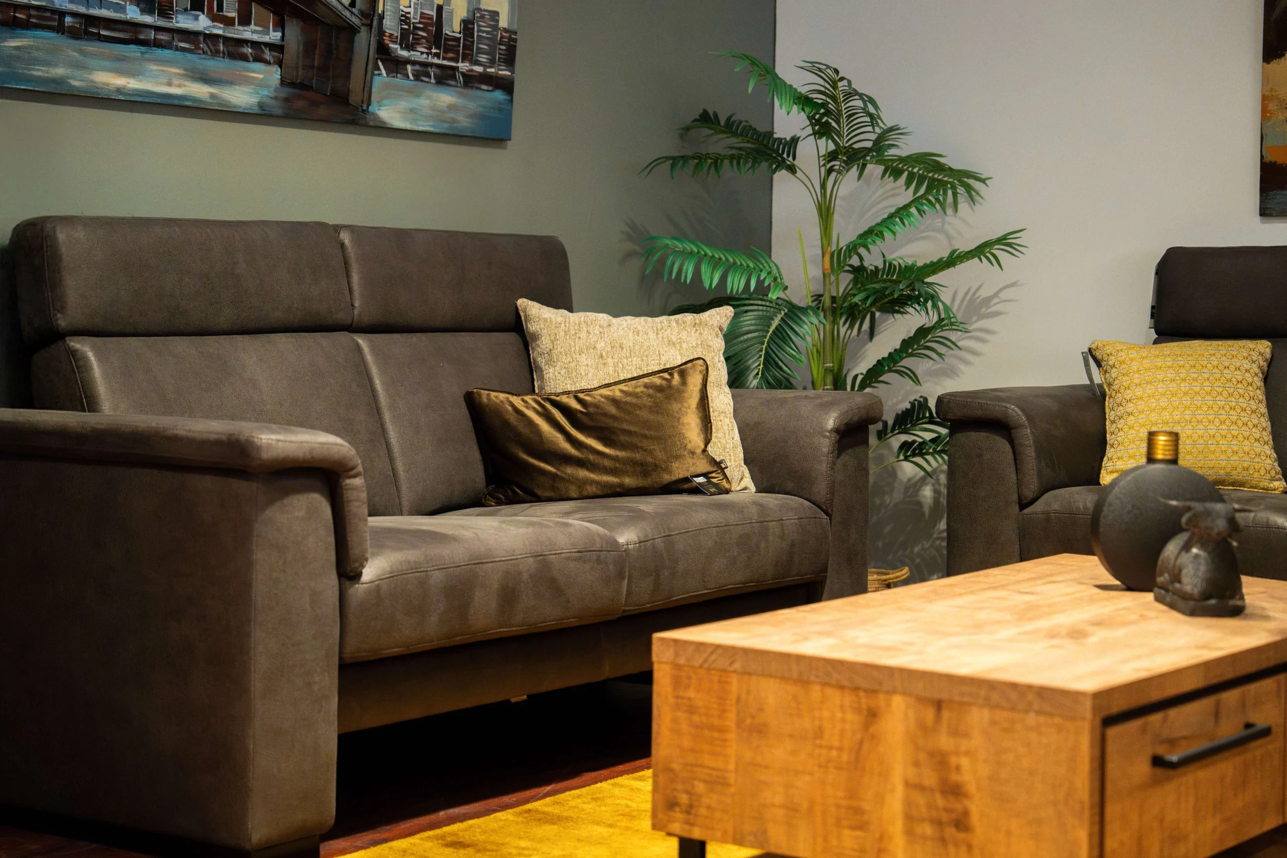 Antraciet zitbank met kussens en salontafels