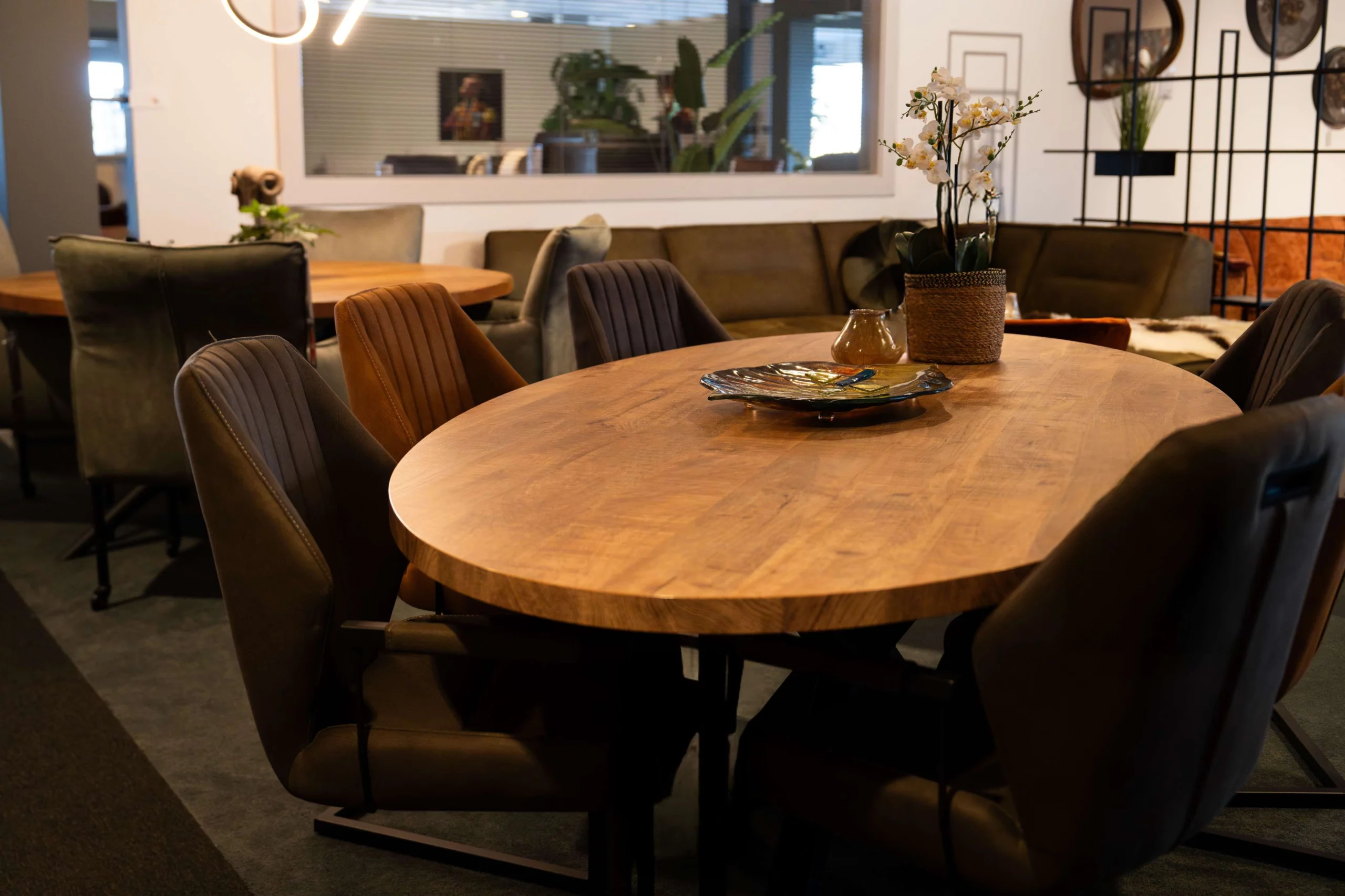 Klassieke houten eettafel met accessoire en eetkamerstoelen