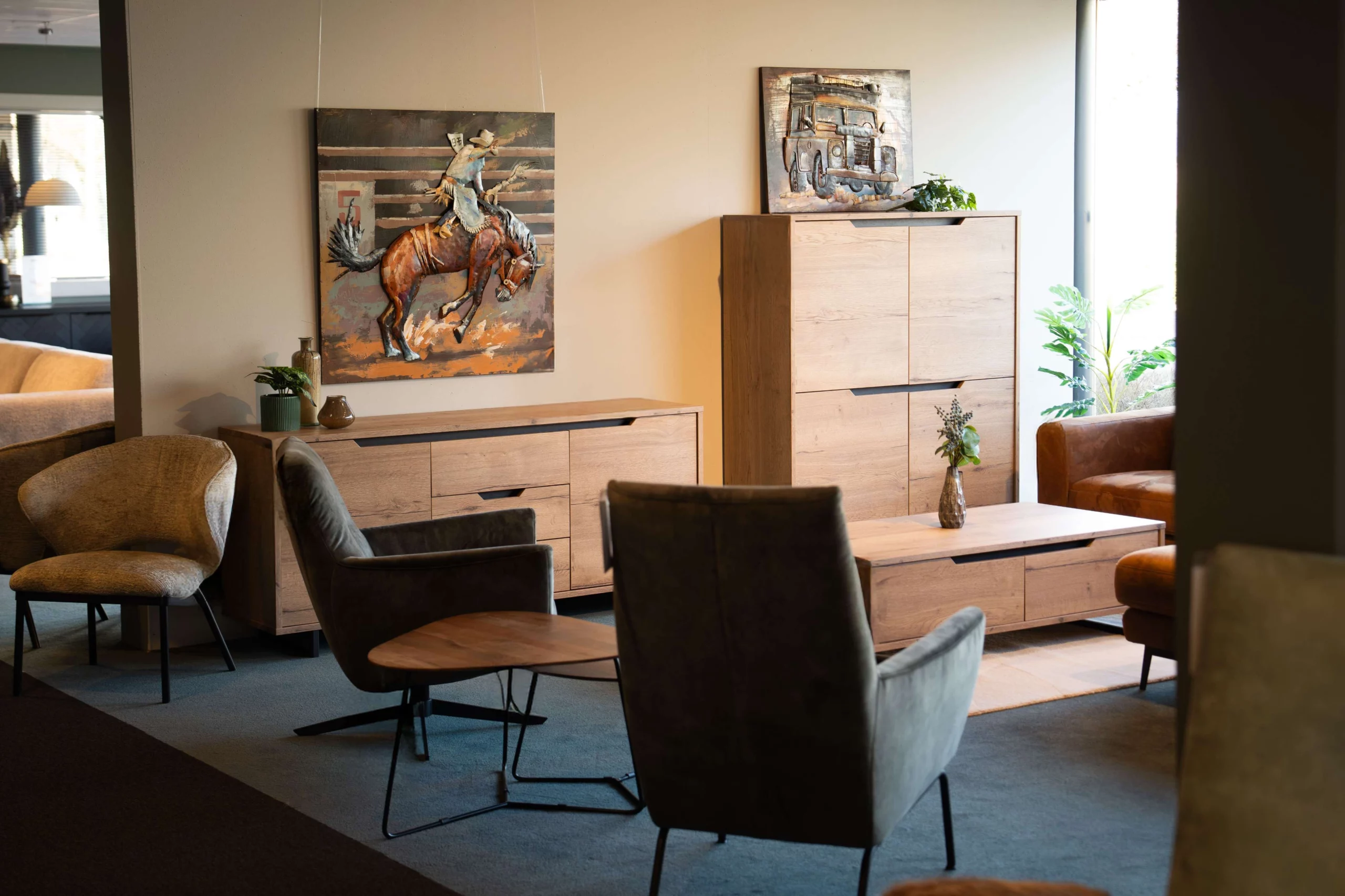 Lichte houten tv meubel naast een houten wandkast