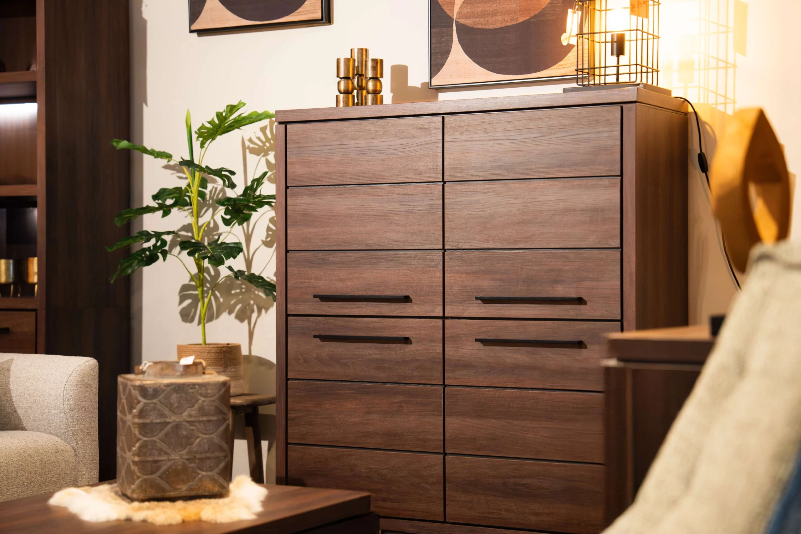 Moderne houten kast met accessoires