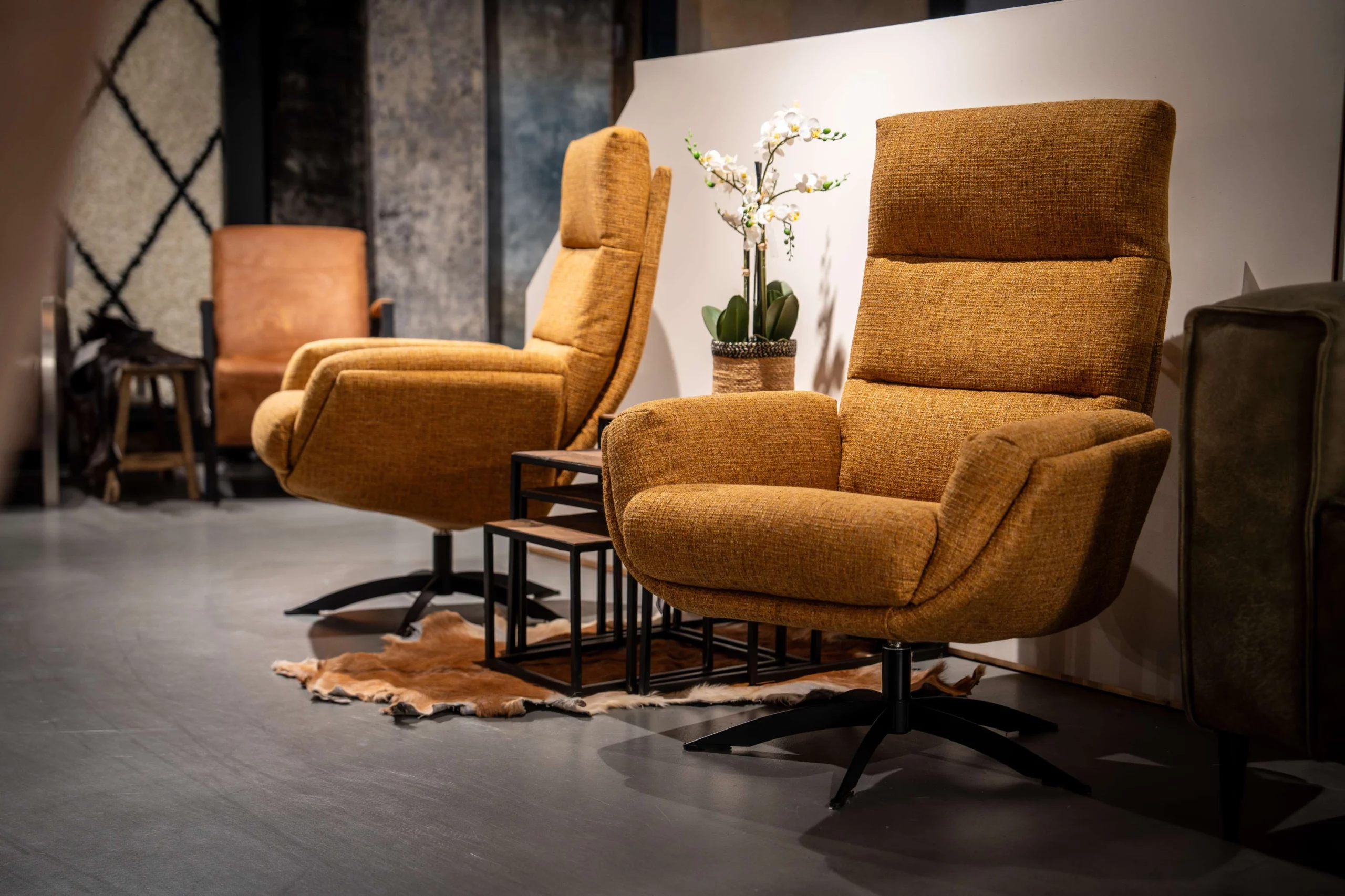 Stoffen mosterd fauteuils met bijzettafeltjes