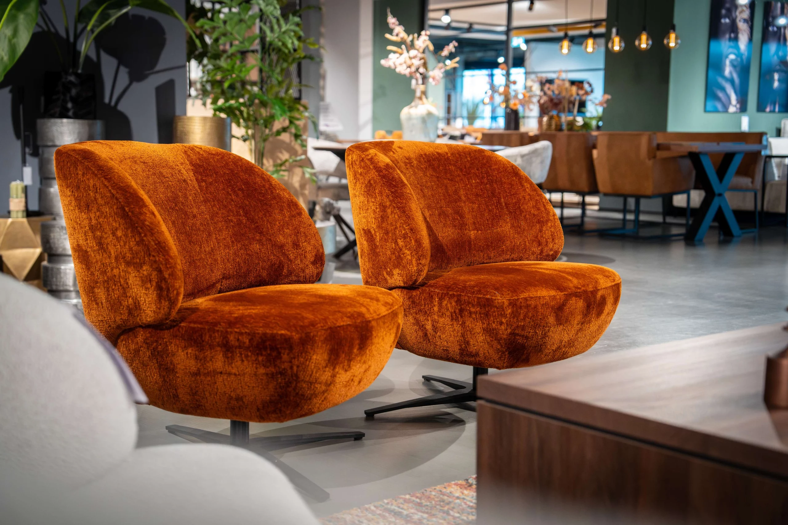 2 Moderne stoffen roodbruine draaifauteuils