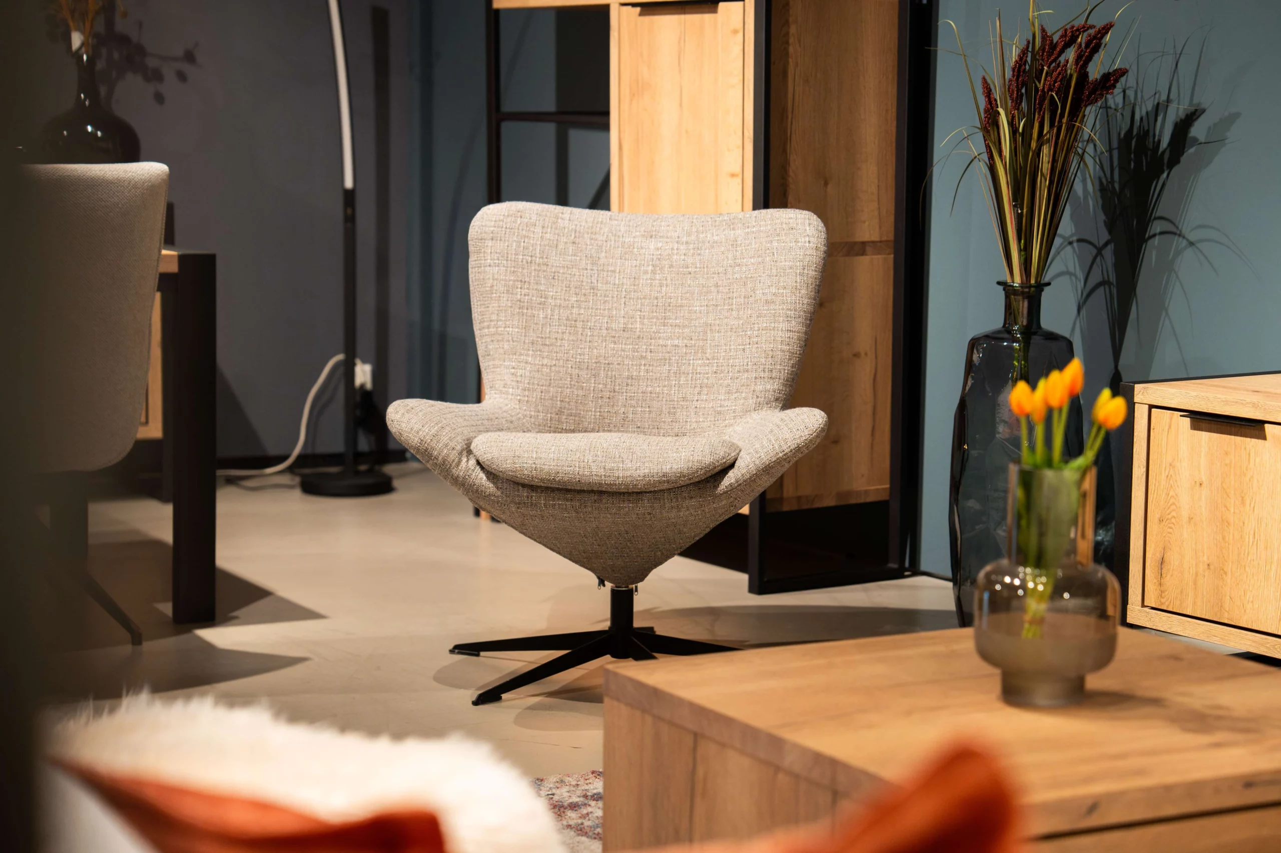 Lichtgrijze stoffen fauteuil met draaifunctie