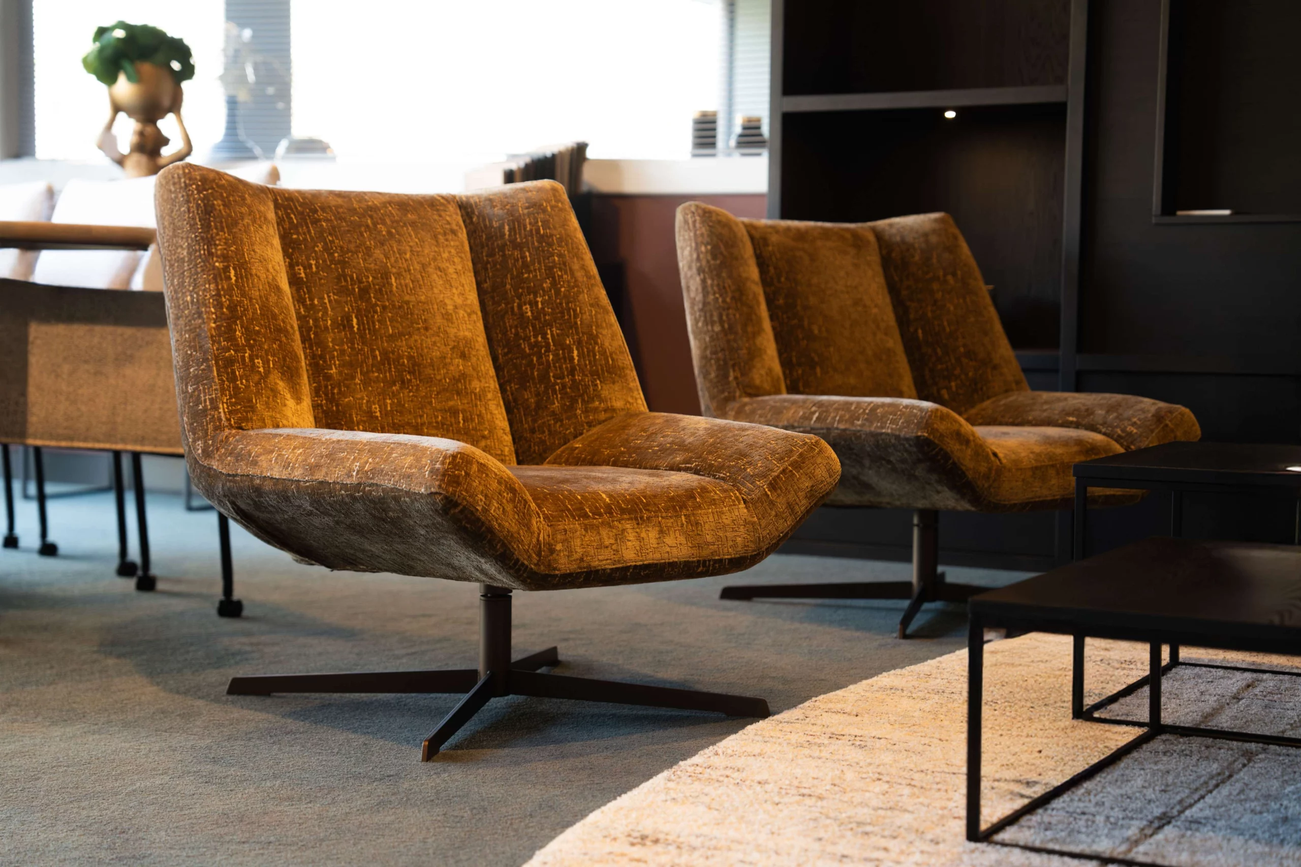 2 stoffen mosterdkleurige fauteuils met draaifunctie