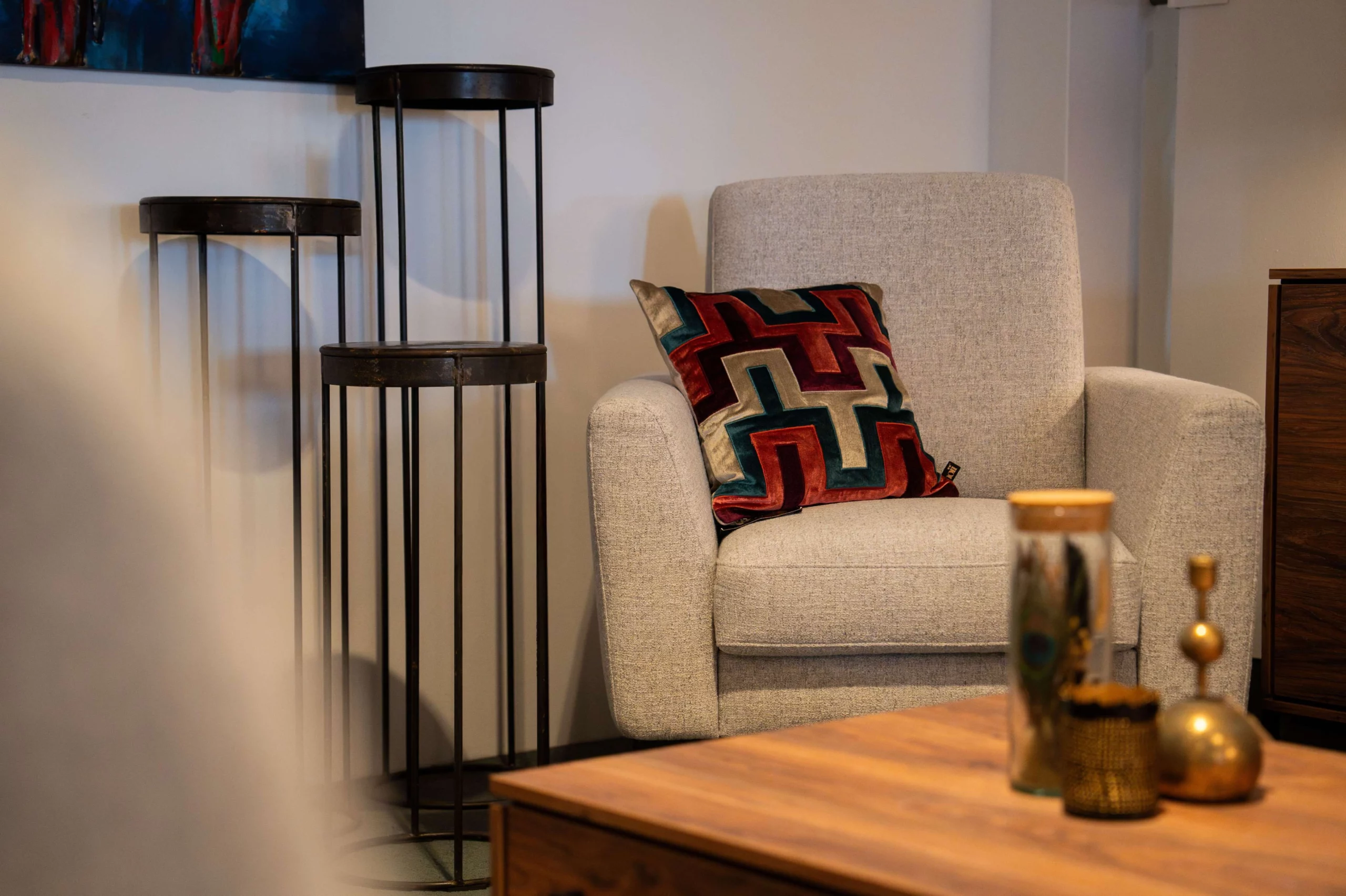 Grijze fauteuil met sierkussen