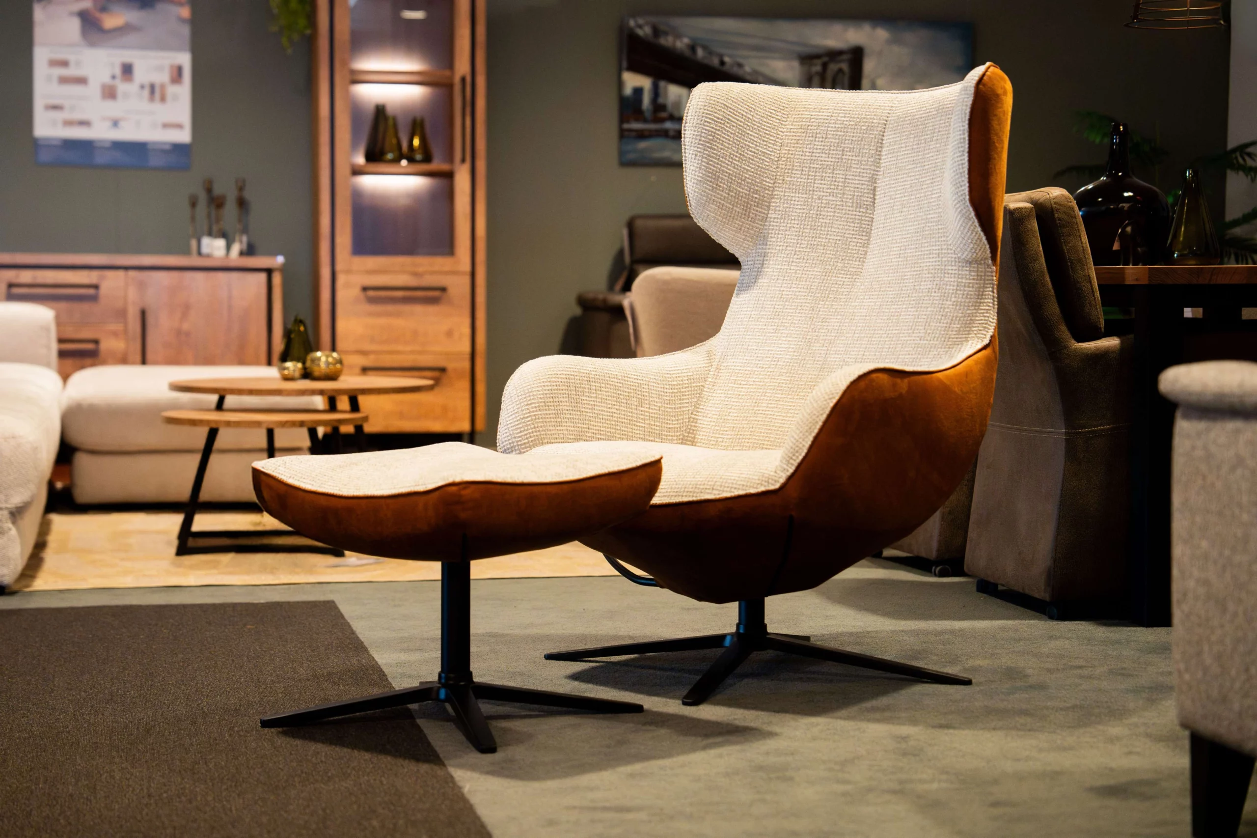 Fauteuil met witte en bruine accenten met voetenbankje