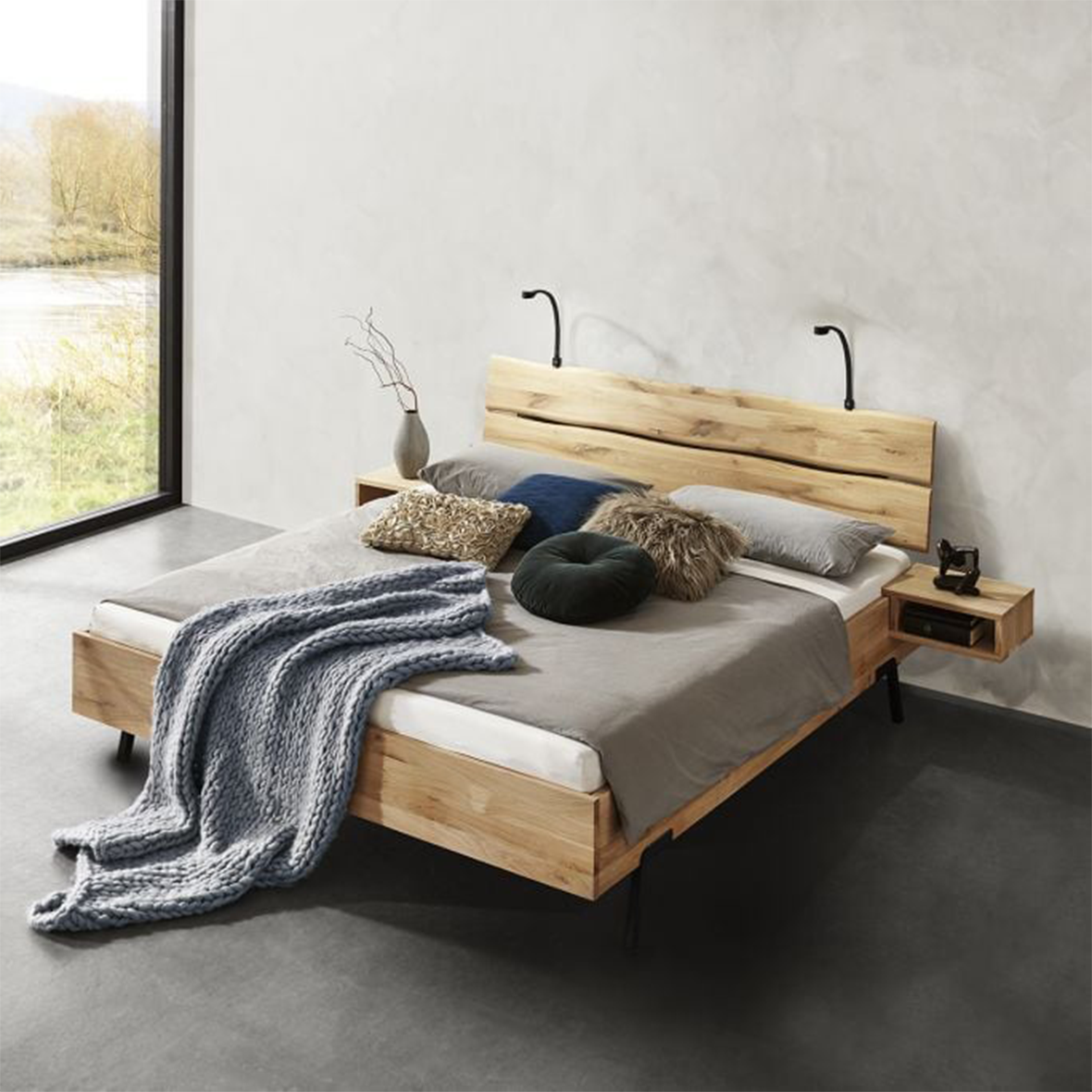 Bed met houten achterkant