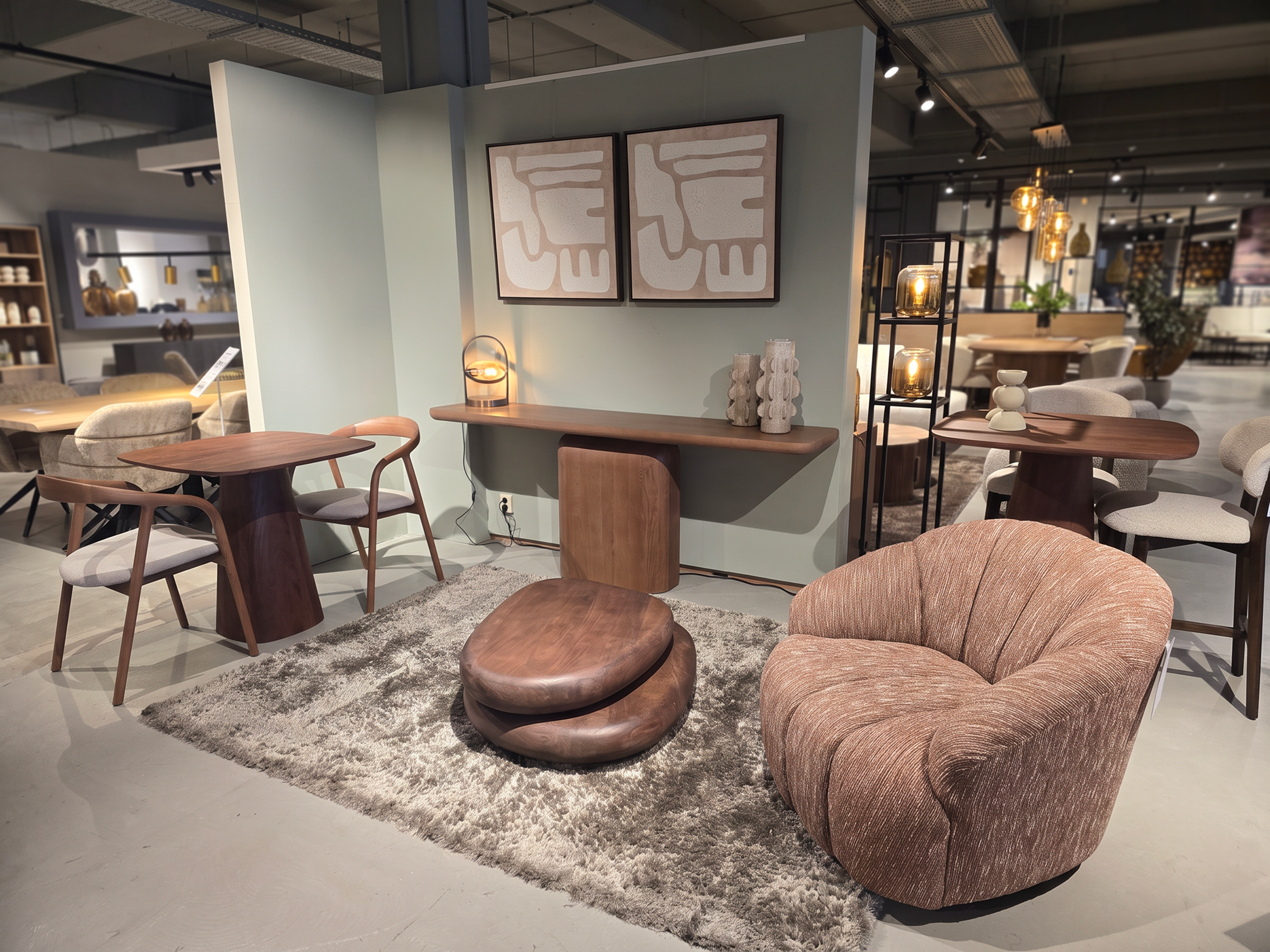 Japandi woonstijl salontafel, tafel, bijzettafel, stoelen en fauteuil