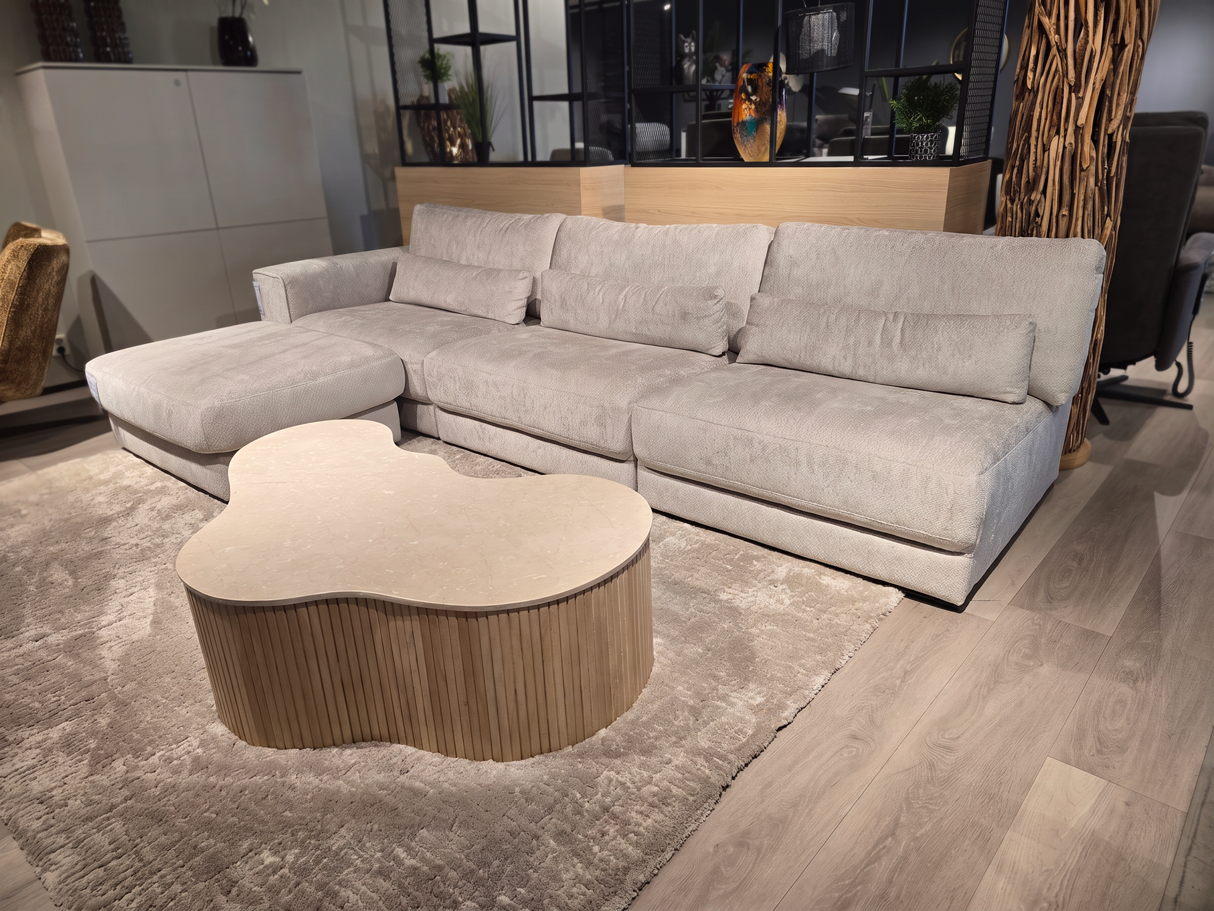 Japandi woonstijl hoekbank en salontafel